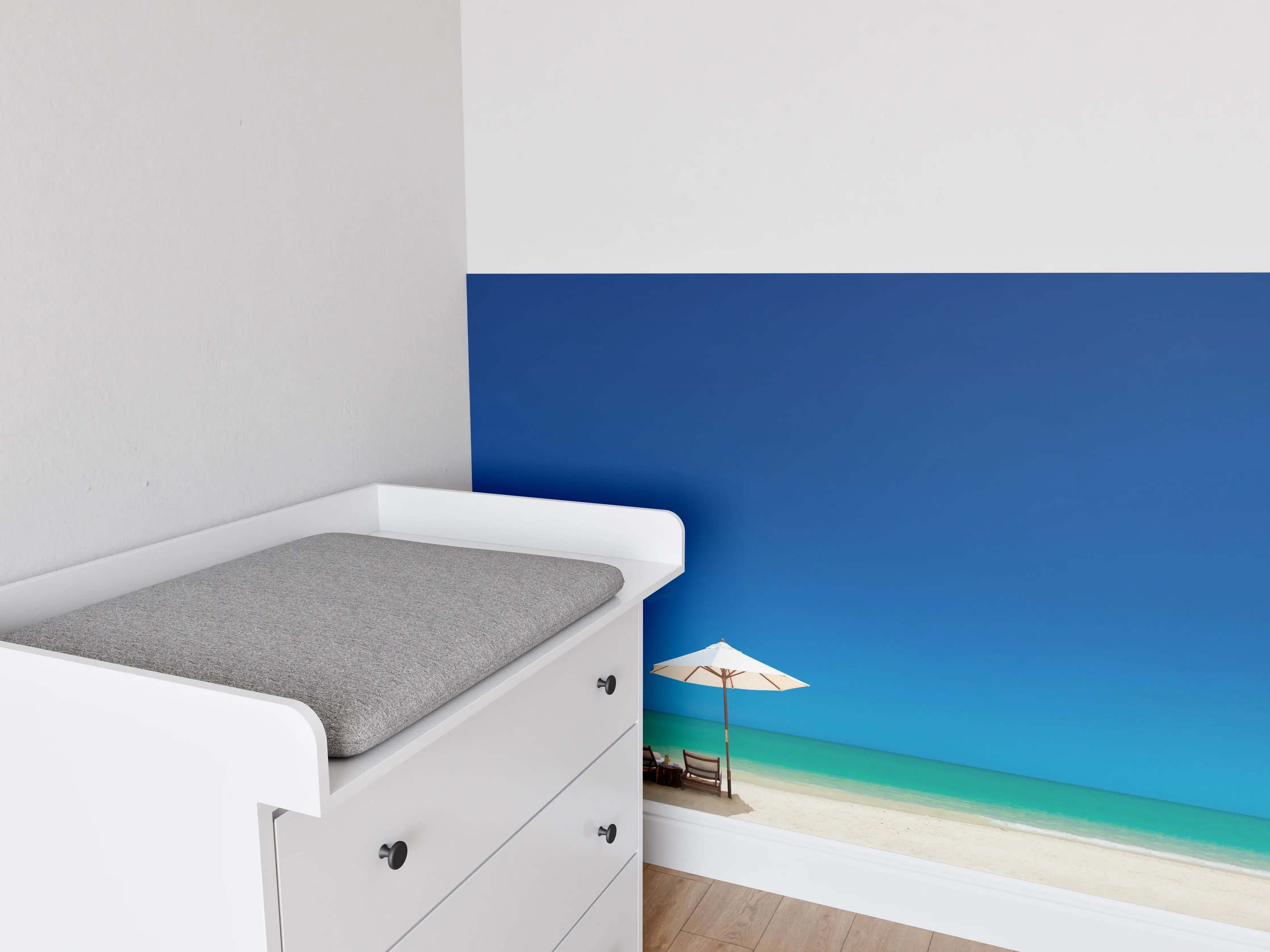 Babyzimmer Wandgestaltung - Entspannender Strand mit Sonnenschirm