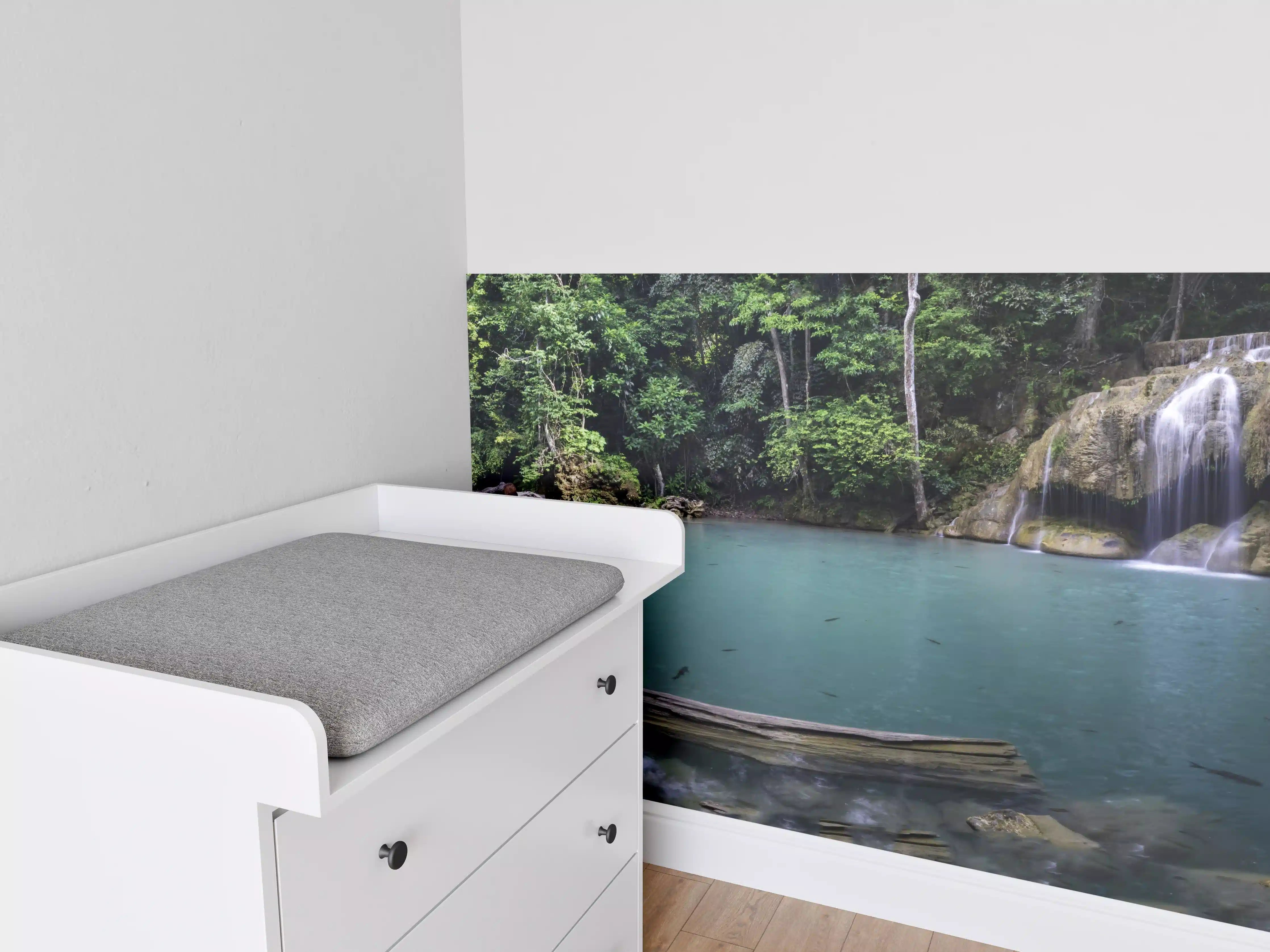 Babyzimmer Wandgestaltung - Erawan-Wasserfall im tropischen Dschungel Surrou