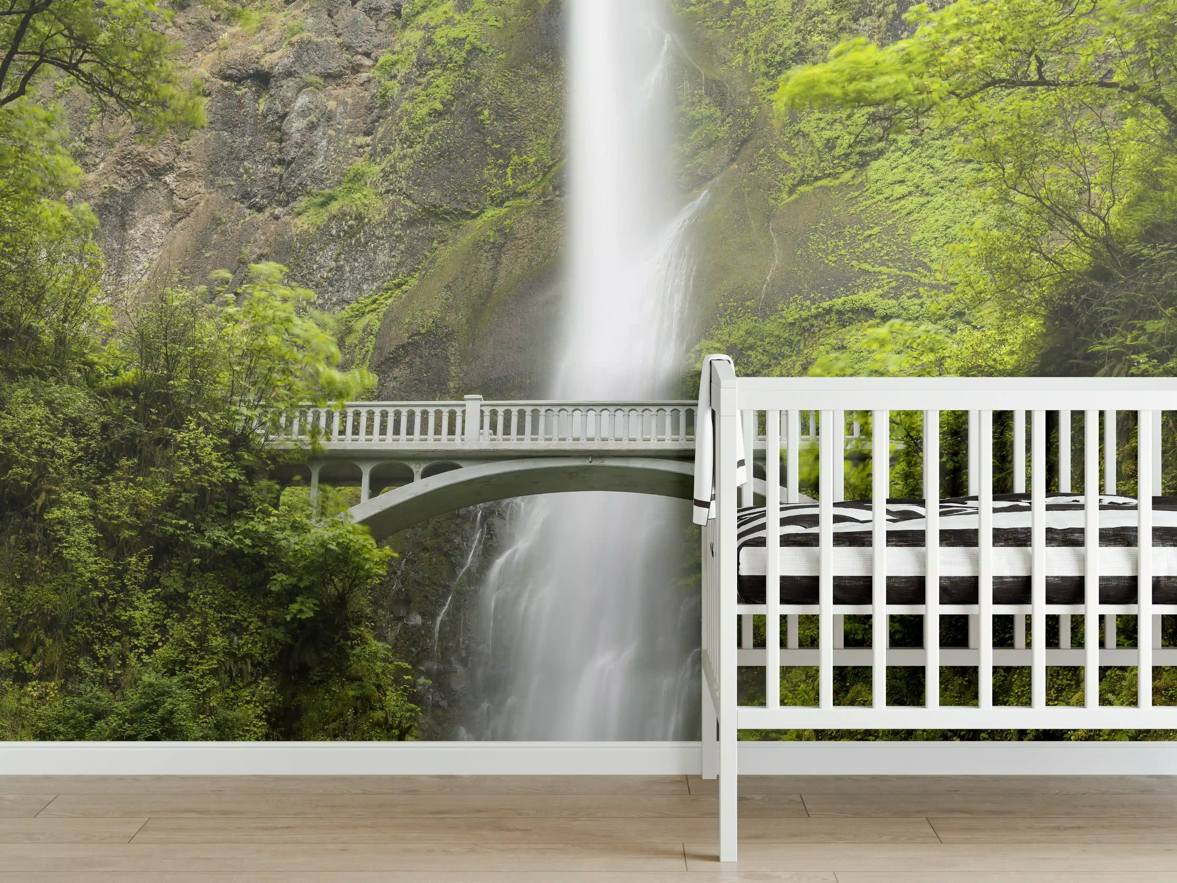 Babyzimmer Wandgestaltung - Erhabene grüne Wasserfall Landschaft mit sanften Grautönen