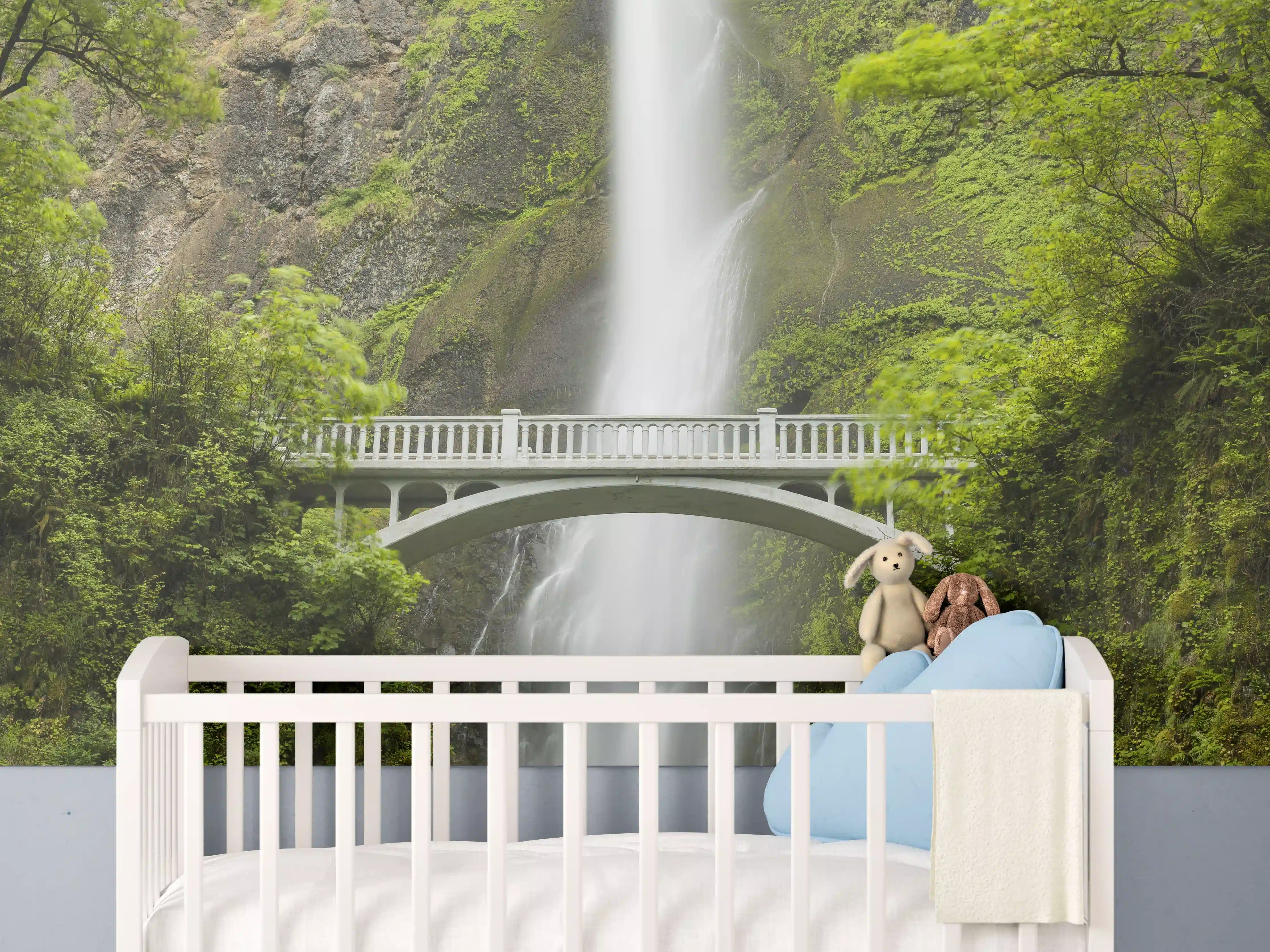 Babyzimmer Wandgestaltung - Erhabene grüne Wasserfall Landschaft mit sanften Grautönen