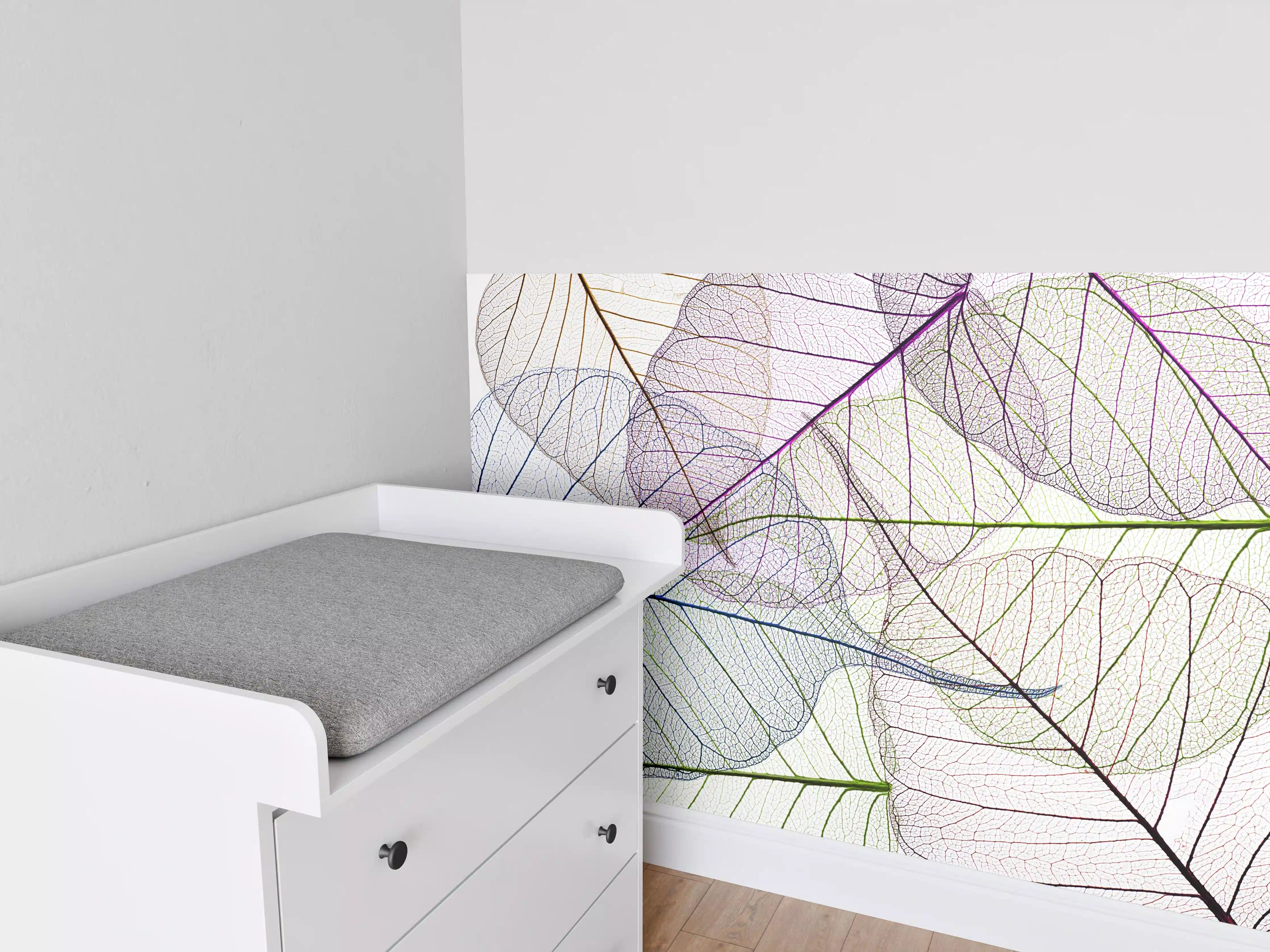 Babyzimmer Wandgestaltung - Farbenfrohe Blätter auf Weiß