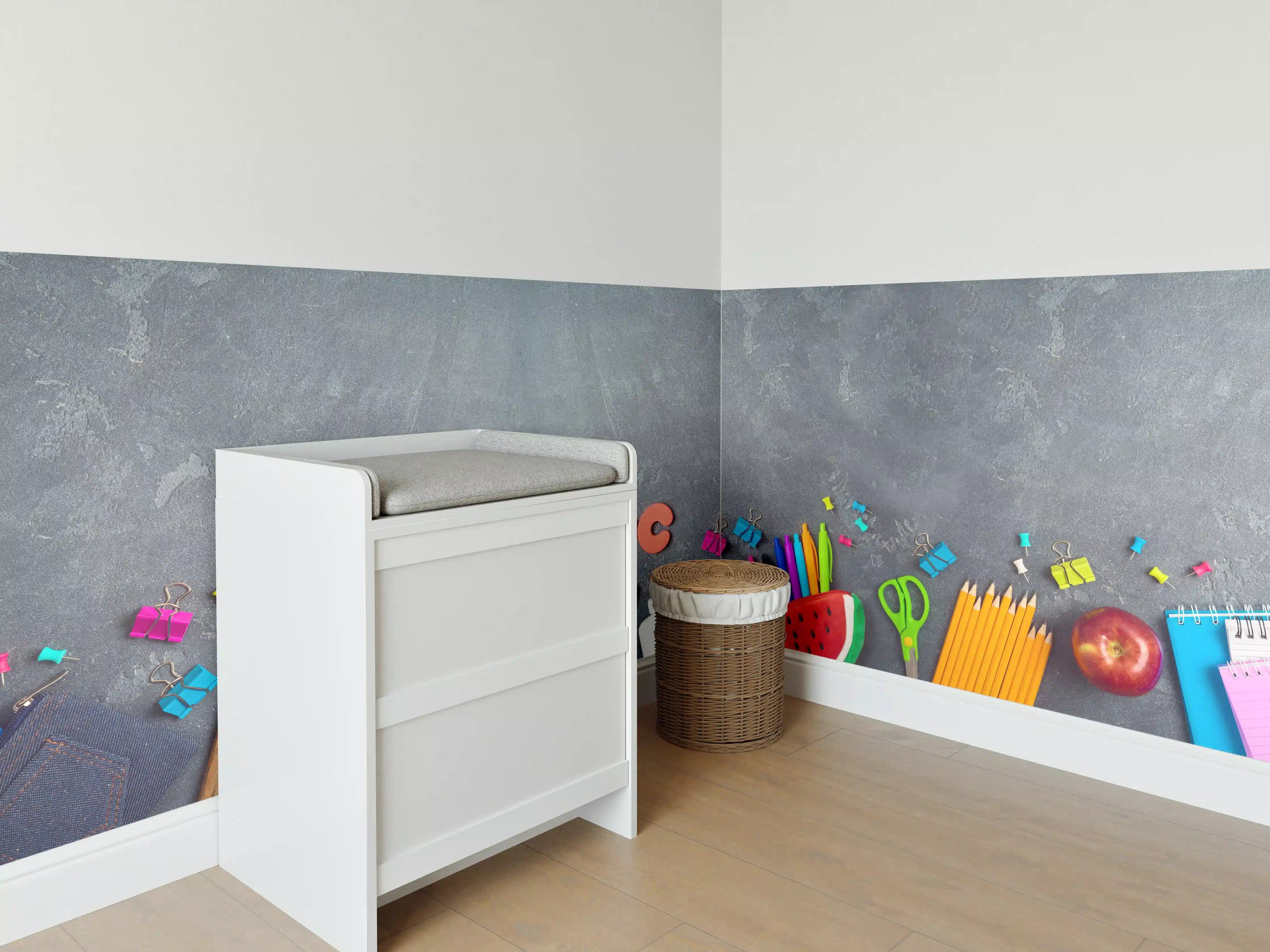 Babyzimmer Wandgestaltung - Farbenfroher Schulstart auf Tafel