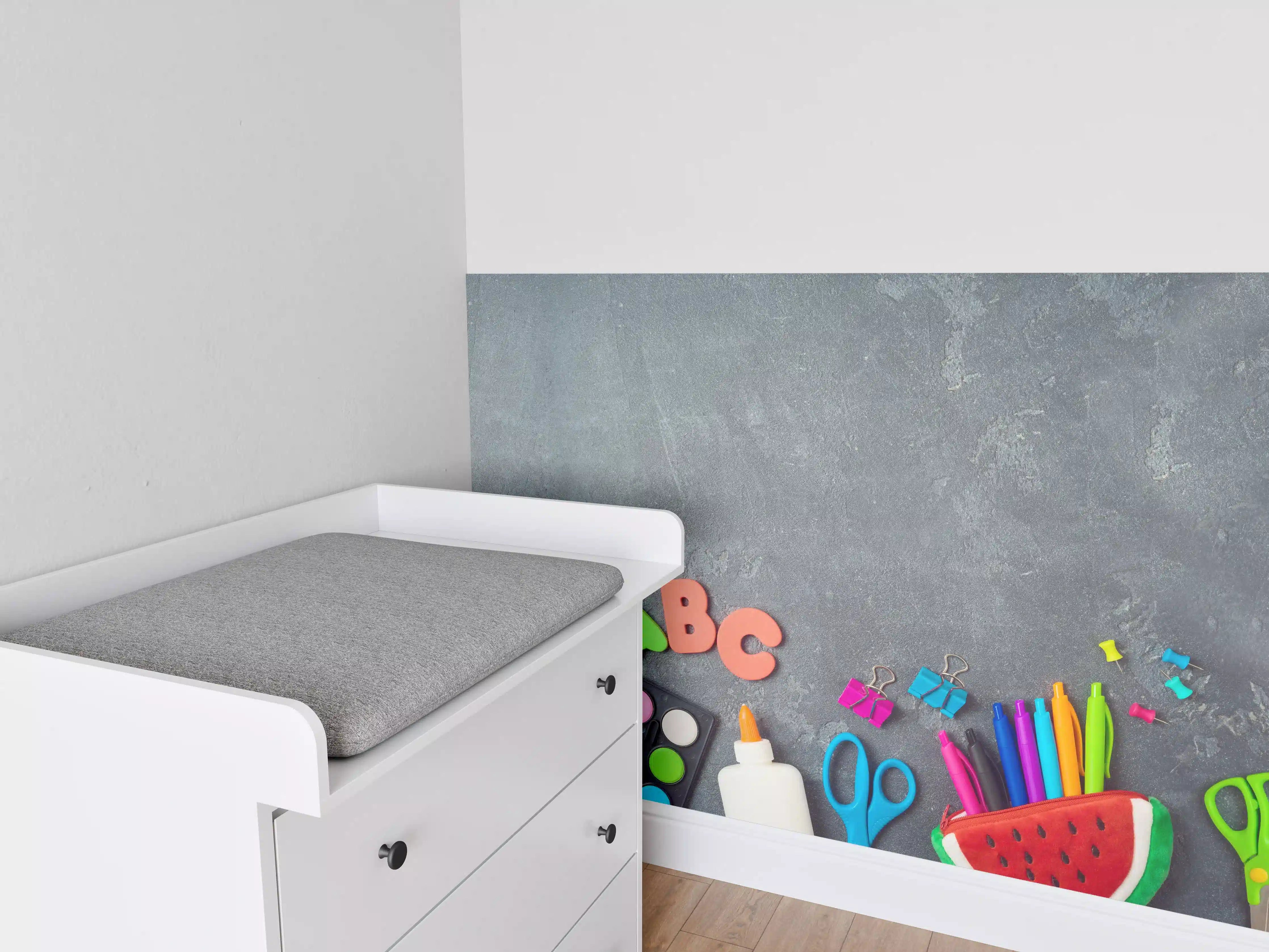 Babyzimmer Wandgestaltung - Farbenfroher Schulstart auf Tafel
