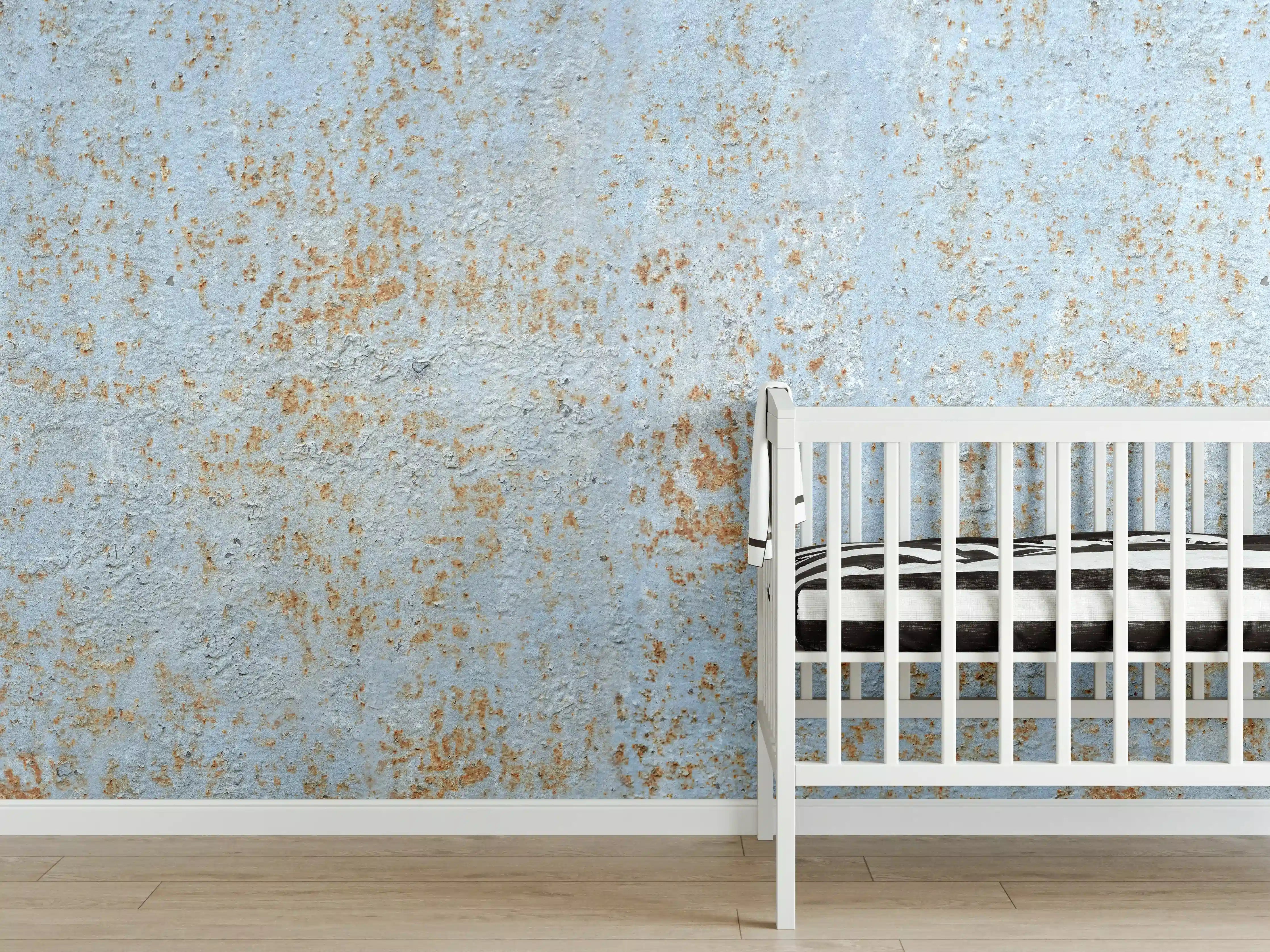 Babyzimmer Wandgestaltung - Farbflocken auf rostigem Metallblech