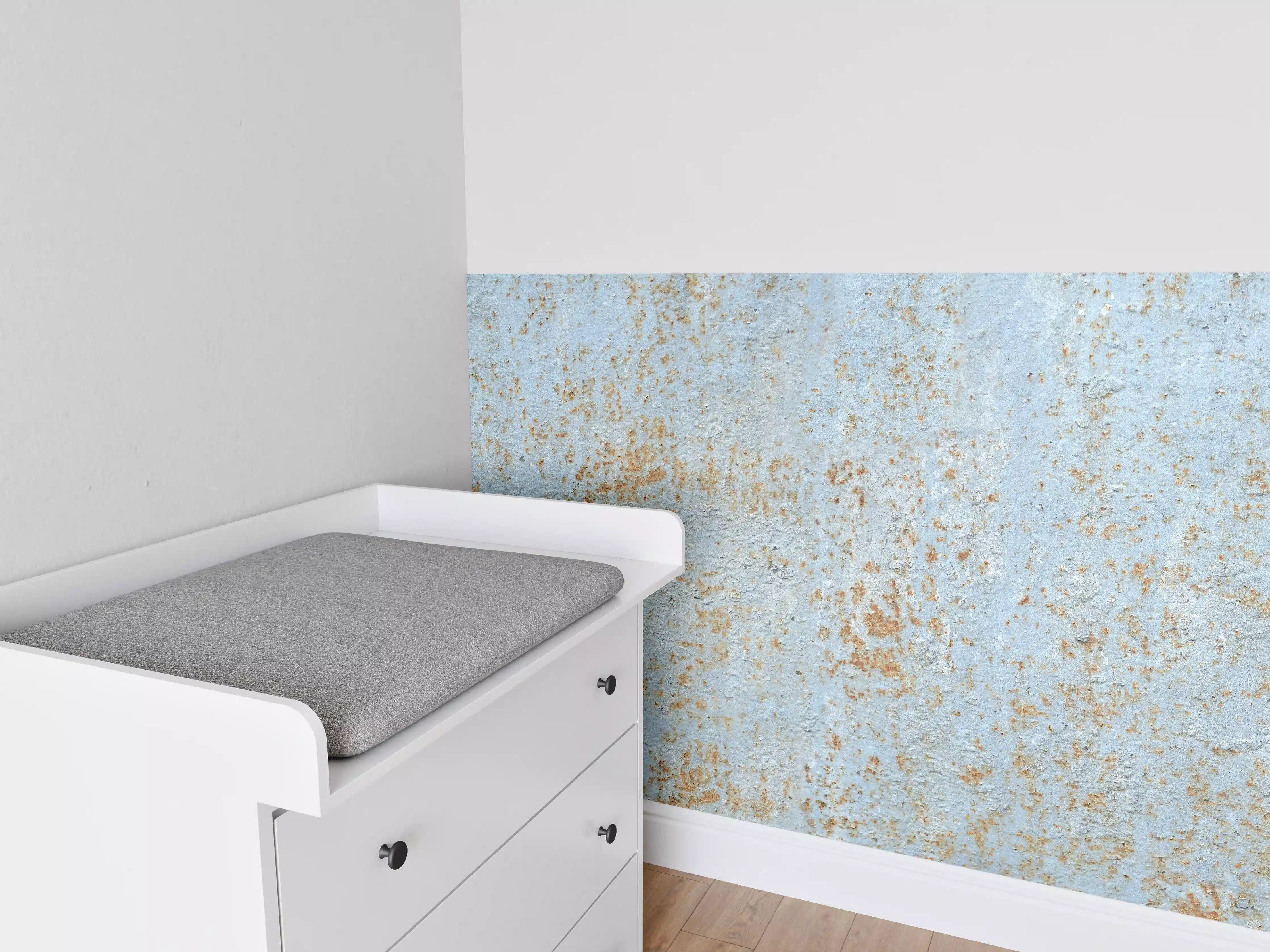 Babyzimmer Wandgestaltung - Farbflocken auf rostigem Metallblech