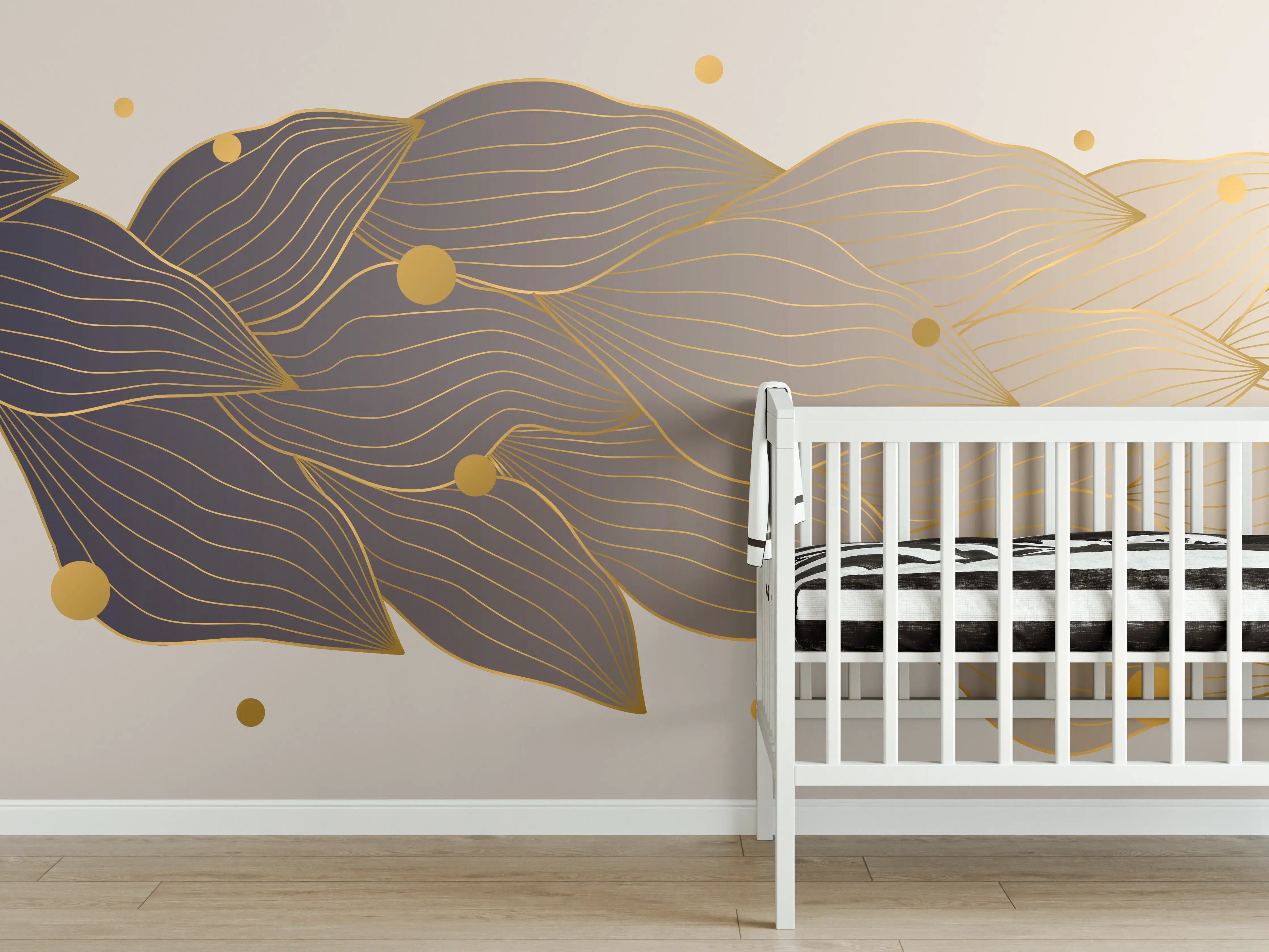 Babyzimmer Wandgestaltung - Feine Goldlinien Kunst auf weißem Untergrund