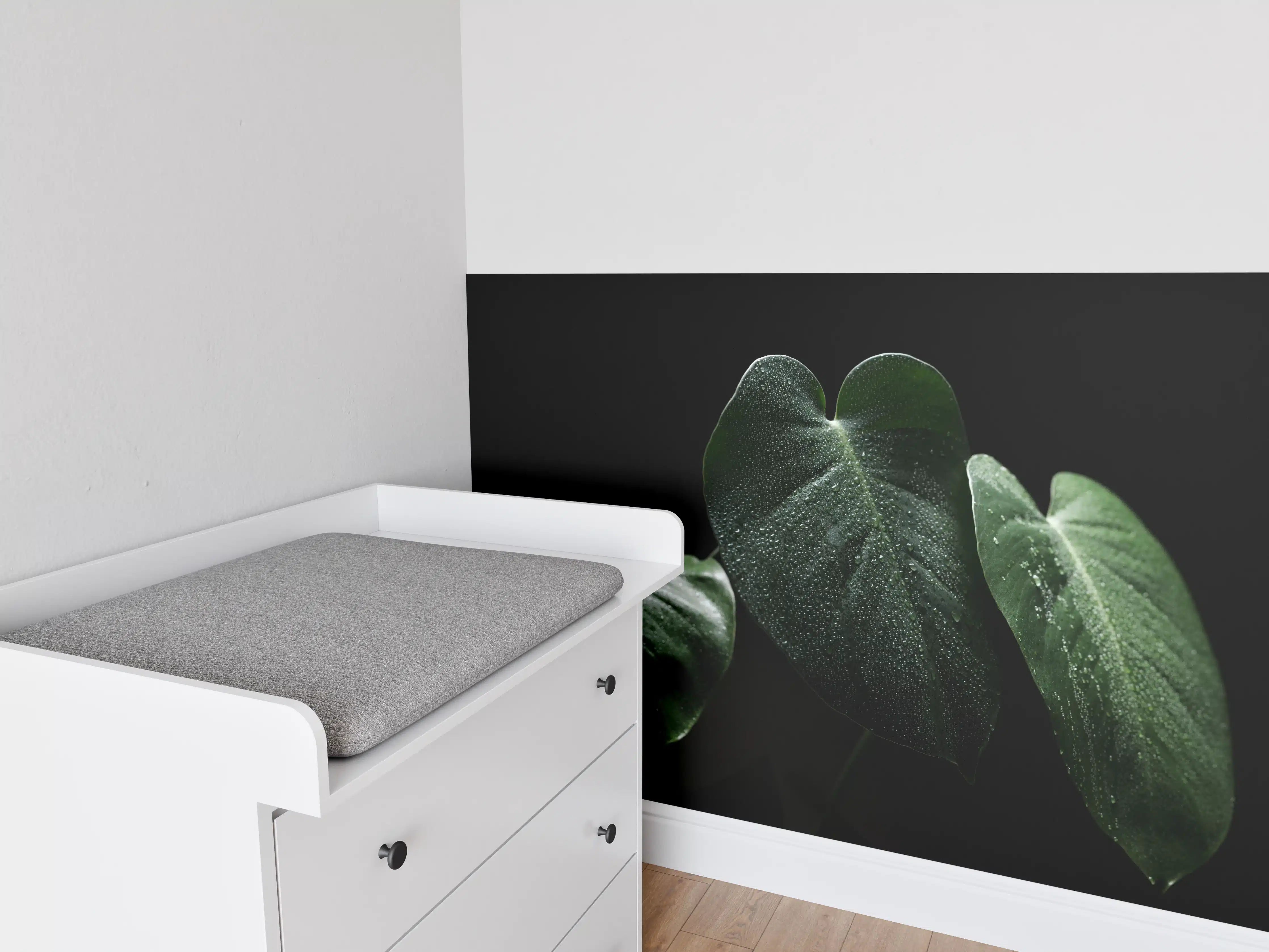 Babyzimmer Wandgestaltung - Feuchtes Blatt auf schwarzem Hintergrund