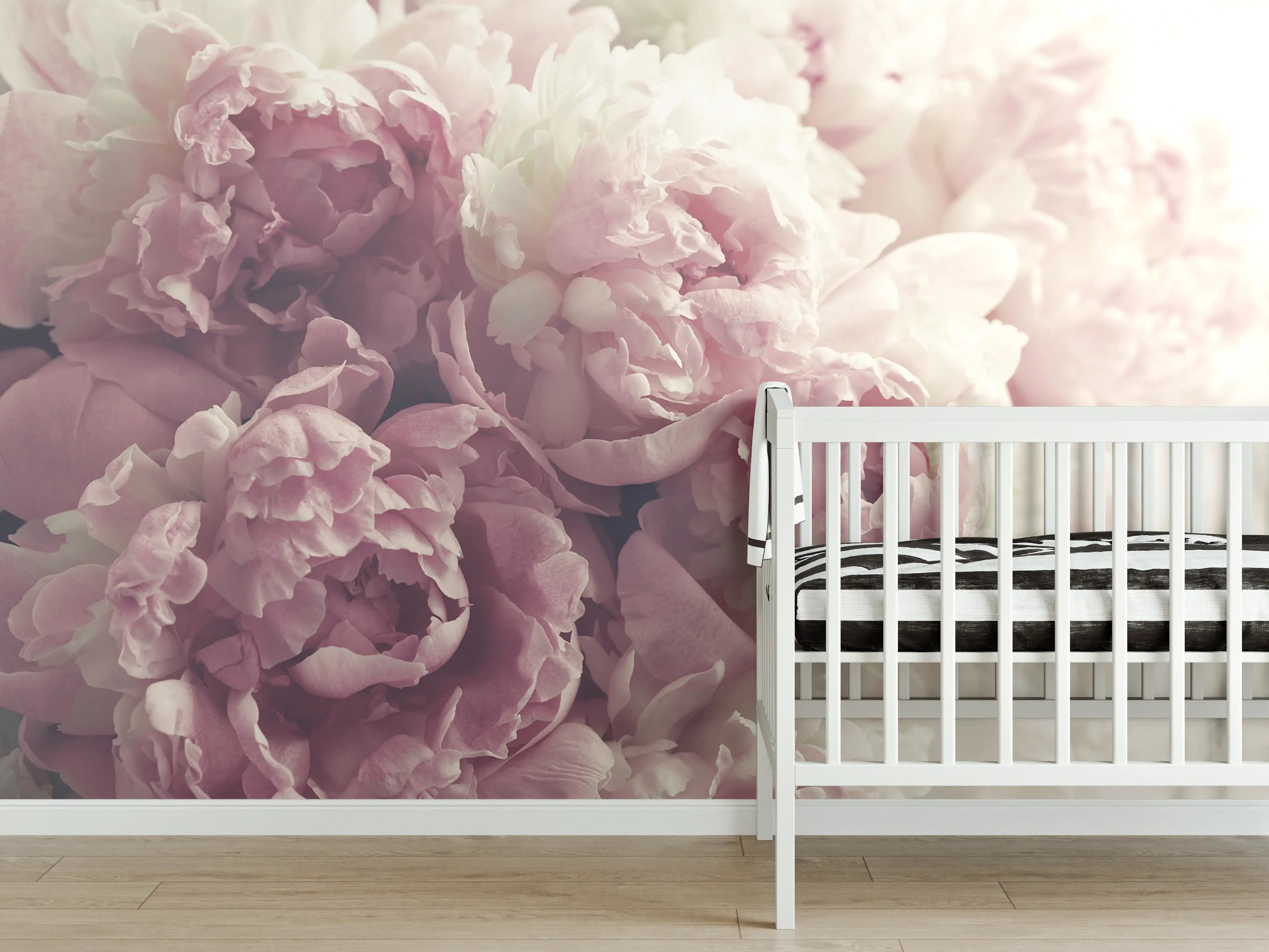 Babyzimmer Wandgestaltung - Flauschige rosa Pfingstrosen - Vintage