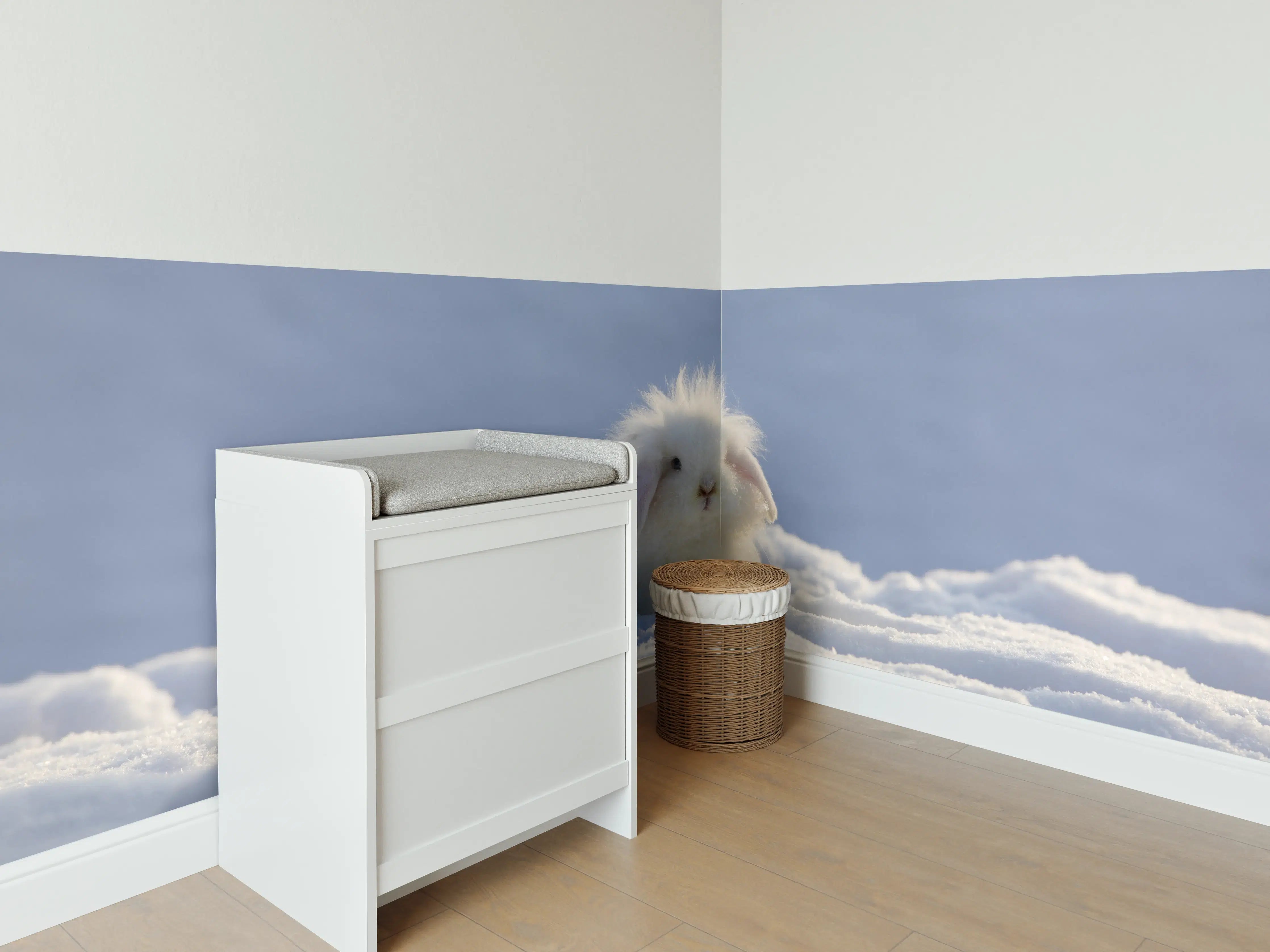 Babyzimmer Wandgestaltung - Flauschiges Kaninchen im Schnee