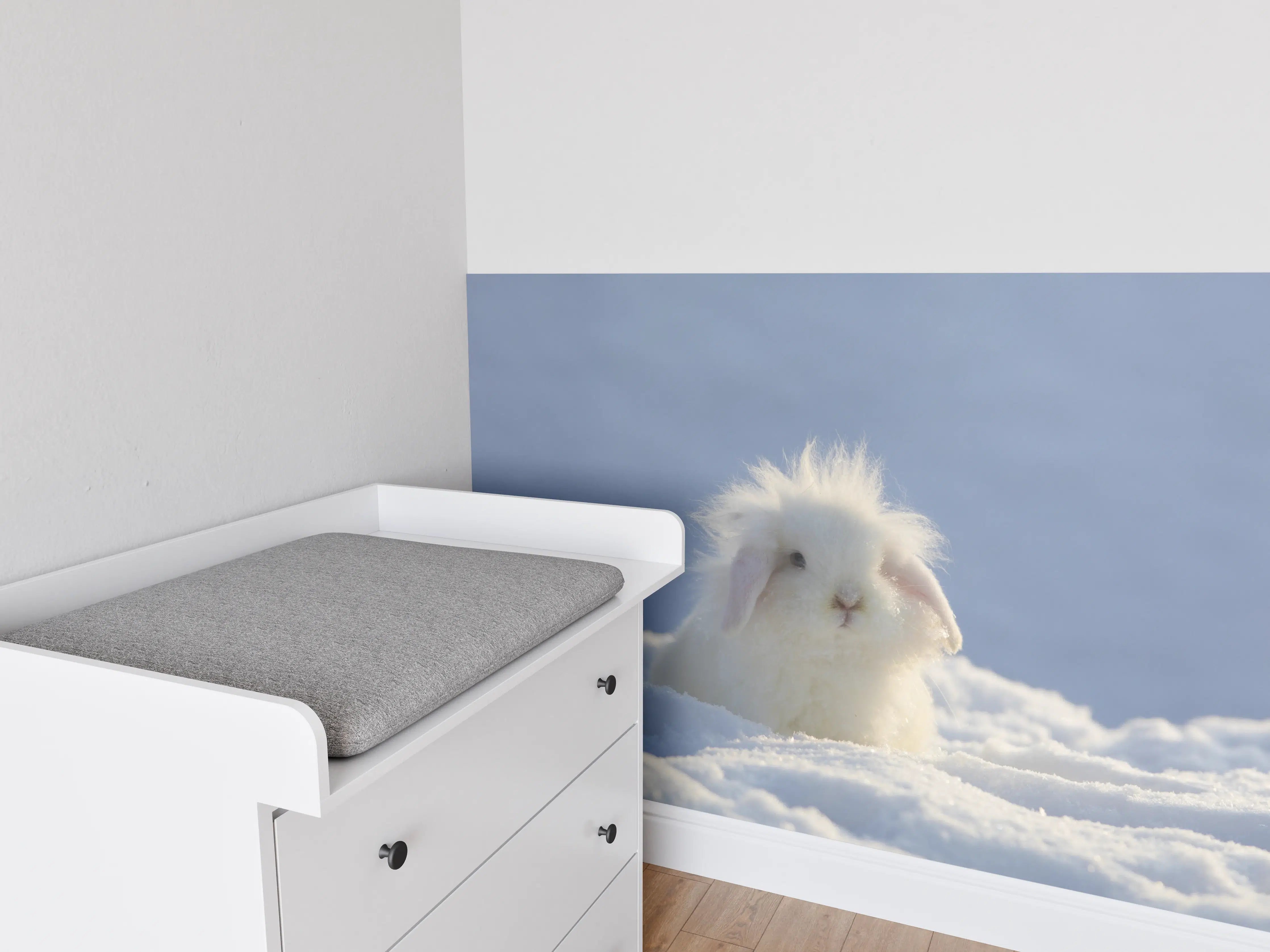 Babyzimmer Wandgestaltung - Flauschiges Kaninchen im Schnee
