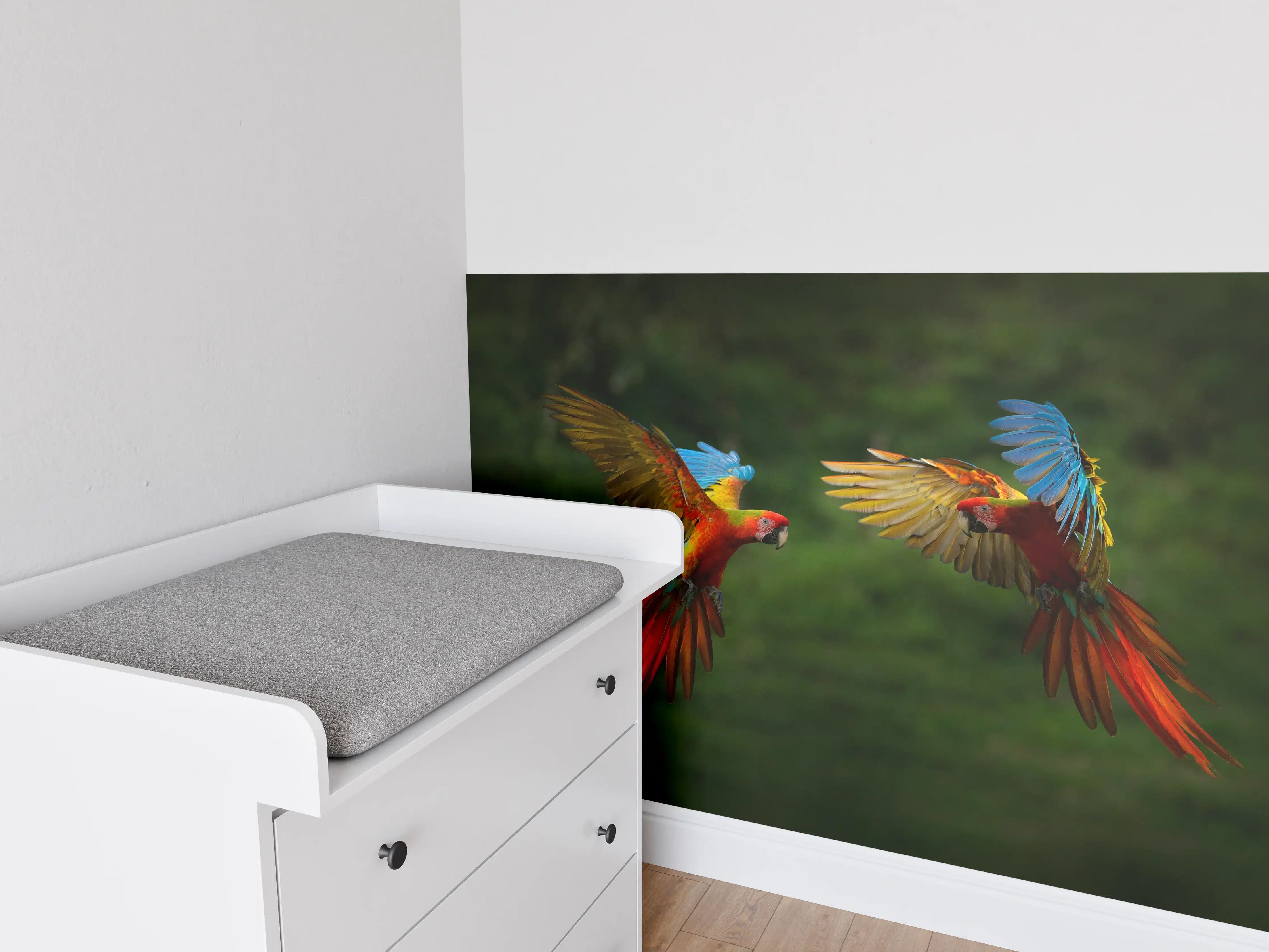 Babyzimmer Wandgestaltung - Fliegende bunte Papageien