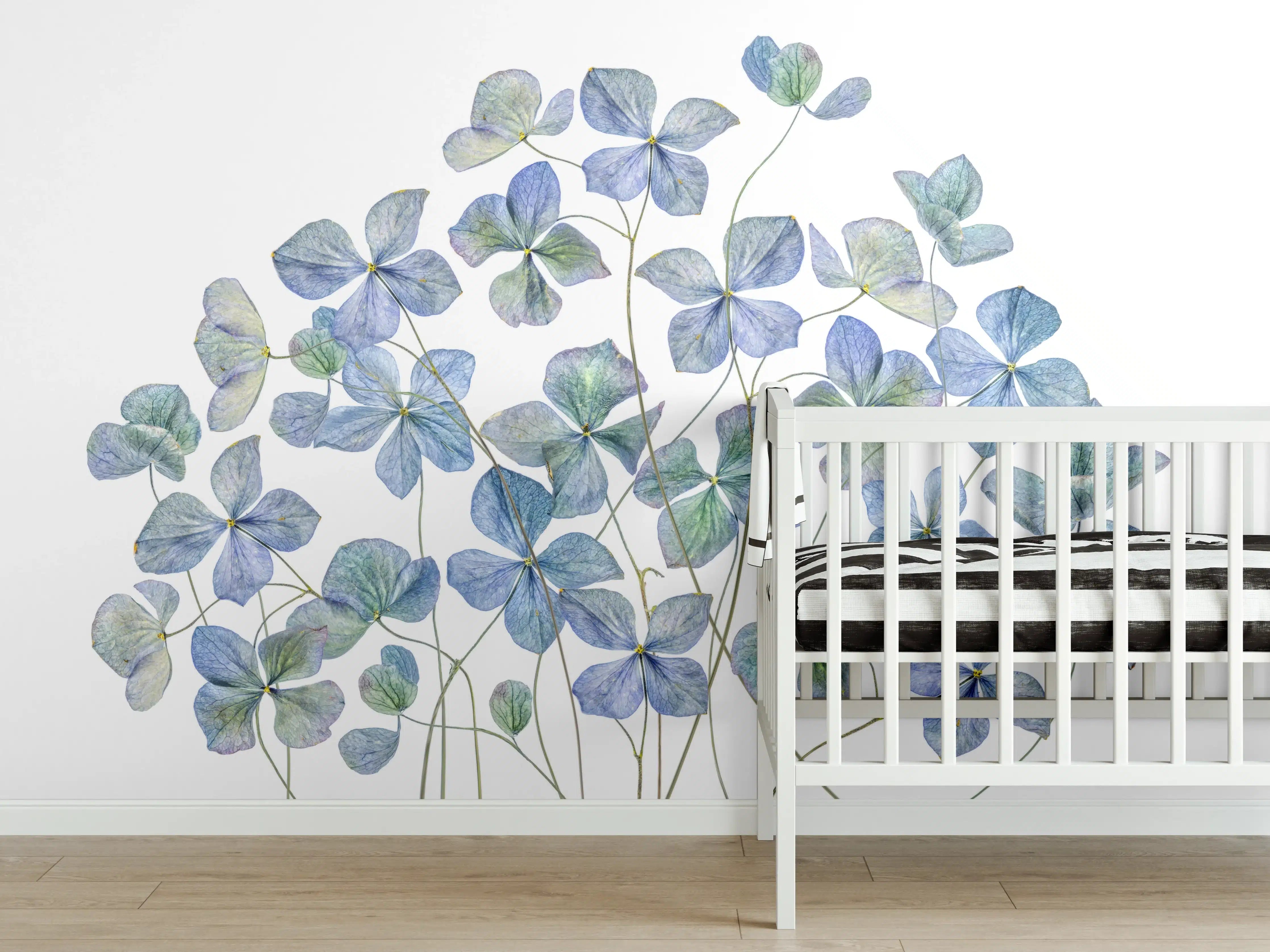 Babyzimmer Wandgestaltung - Florale Darstellung - Blaue Blumen