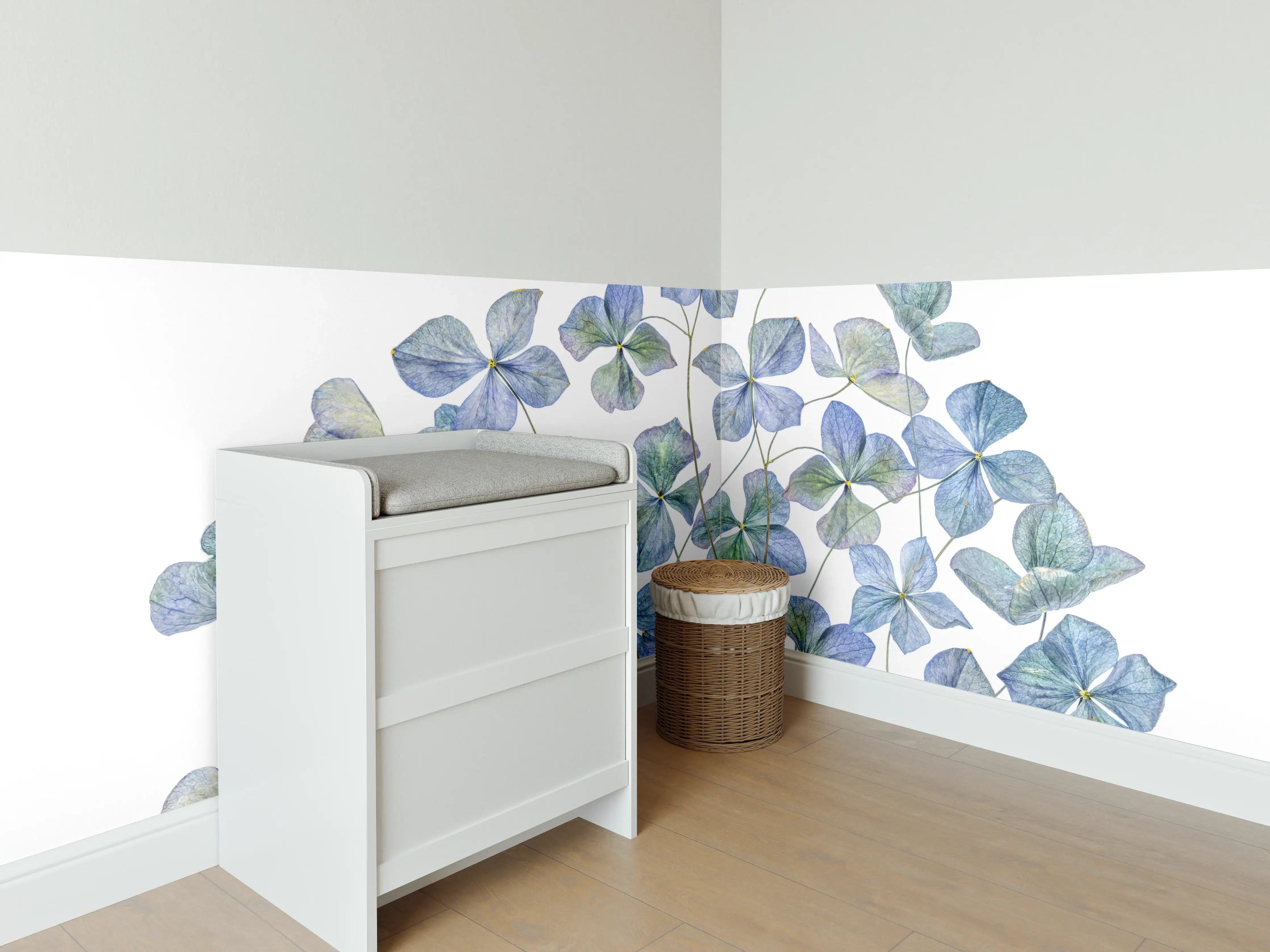 Babyzimmer Wandgestaltung - Florale Darstellung - Blaue Blumen