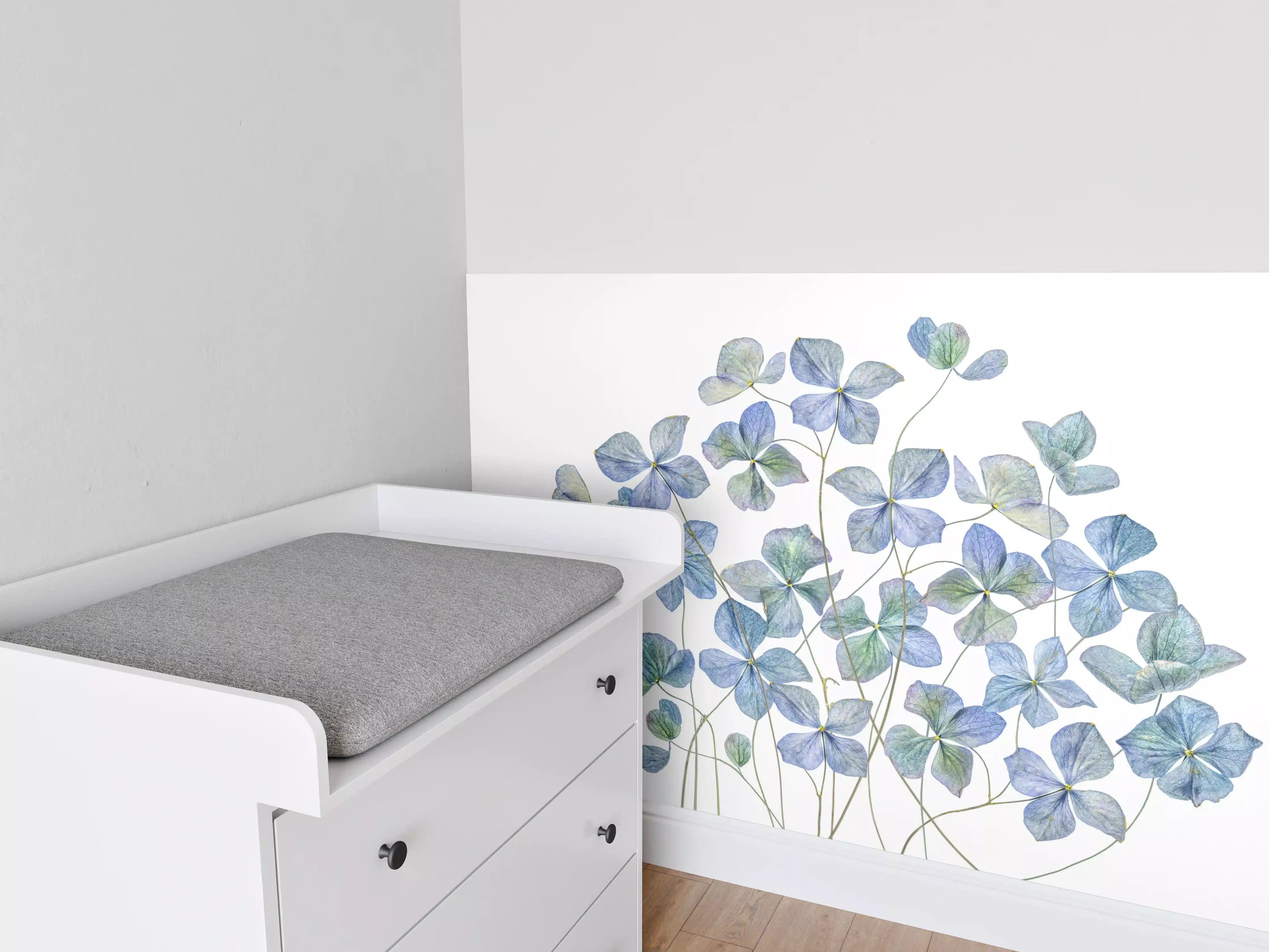 Babyzimmer Wandgestaltung - Florale Darstellung - Blaue Blumen