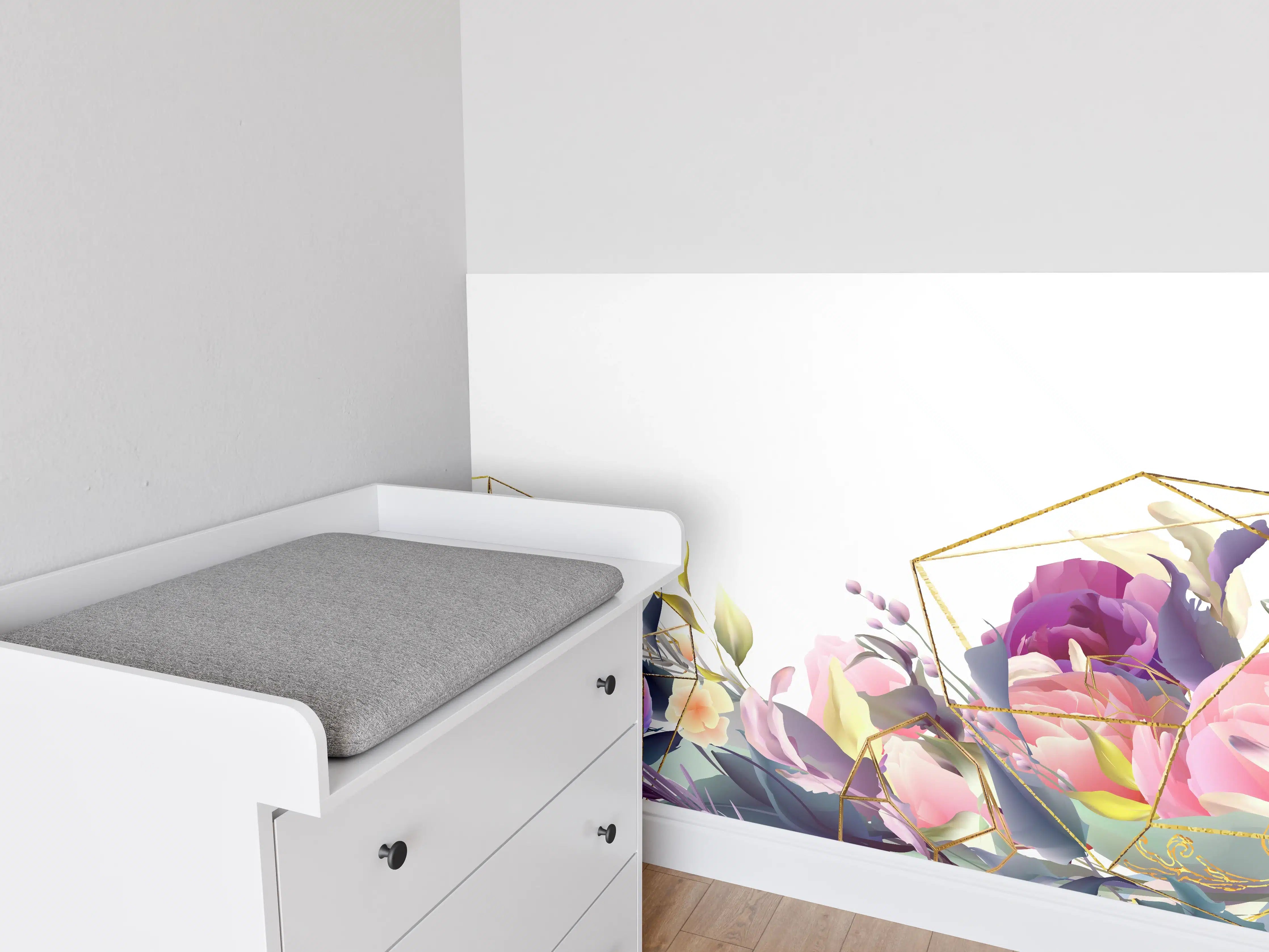 Babyzimmer Wandgestaltung - Florales Muster mit Goldakzenten