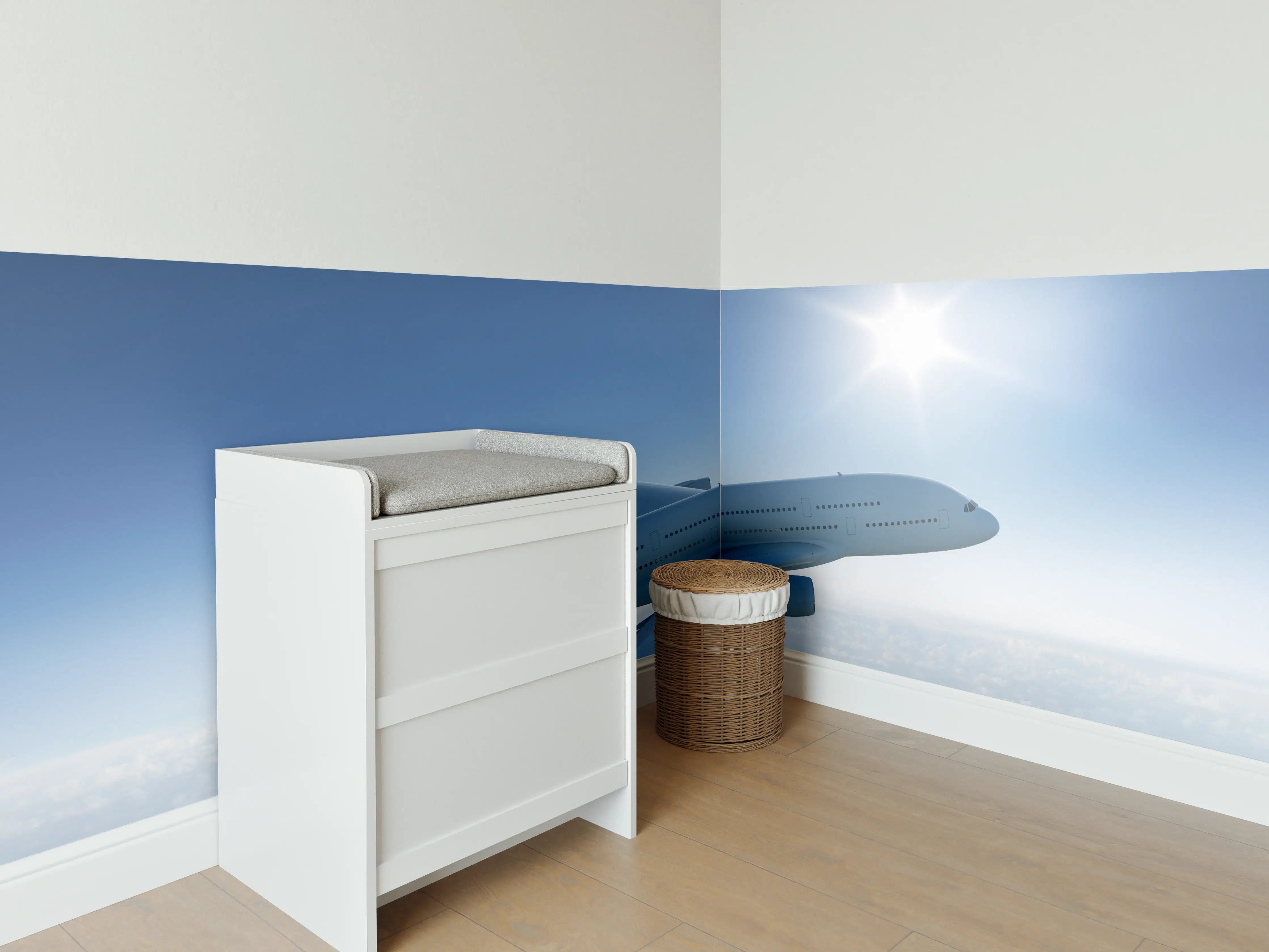 Babyzimmer Wandgestaltung - Flugzeug über weißen Wolken