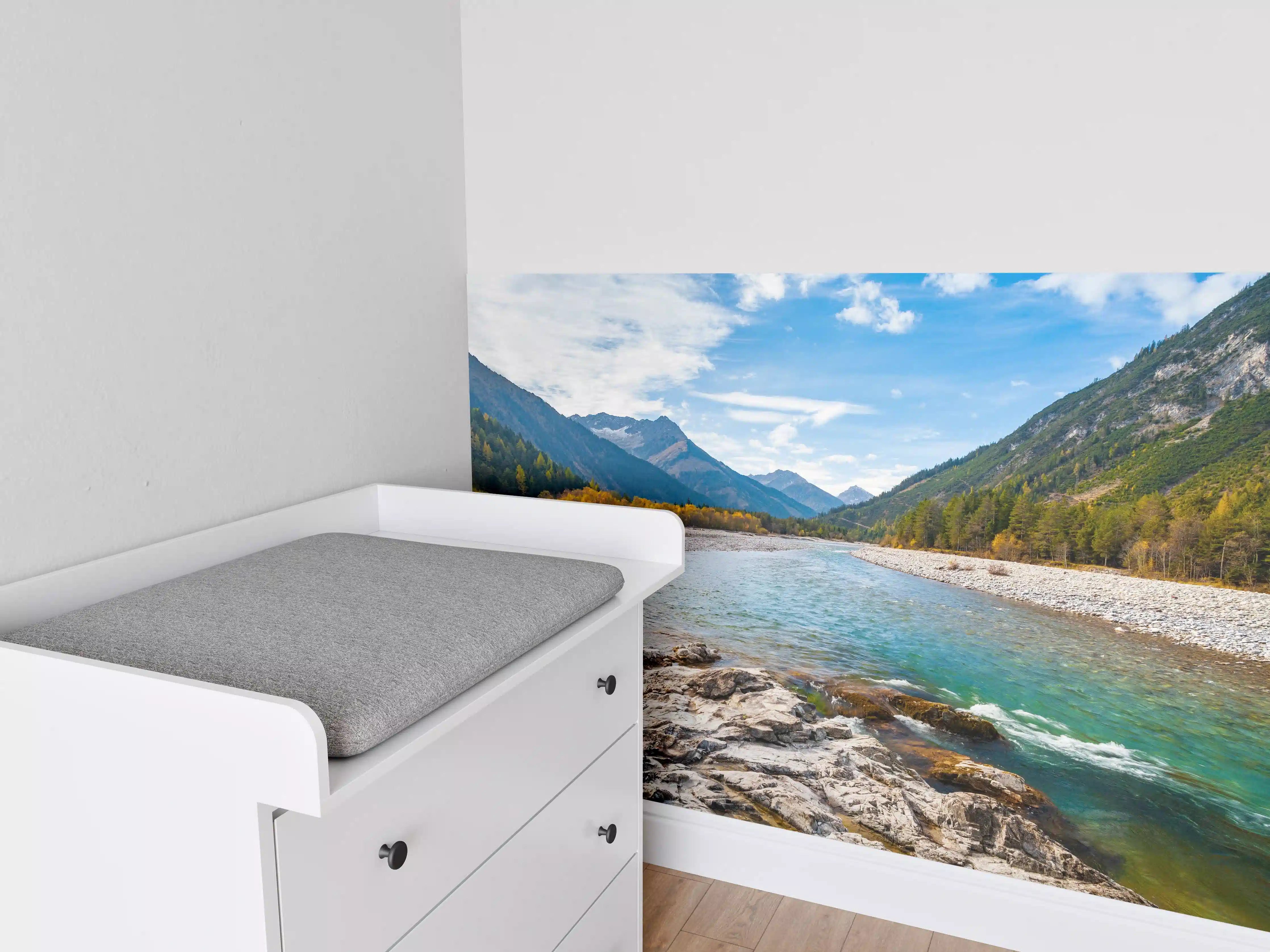 Babyzimmer Wandgestaltung - Fluss durch die Alpen im Herbst