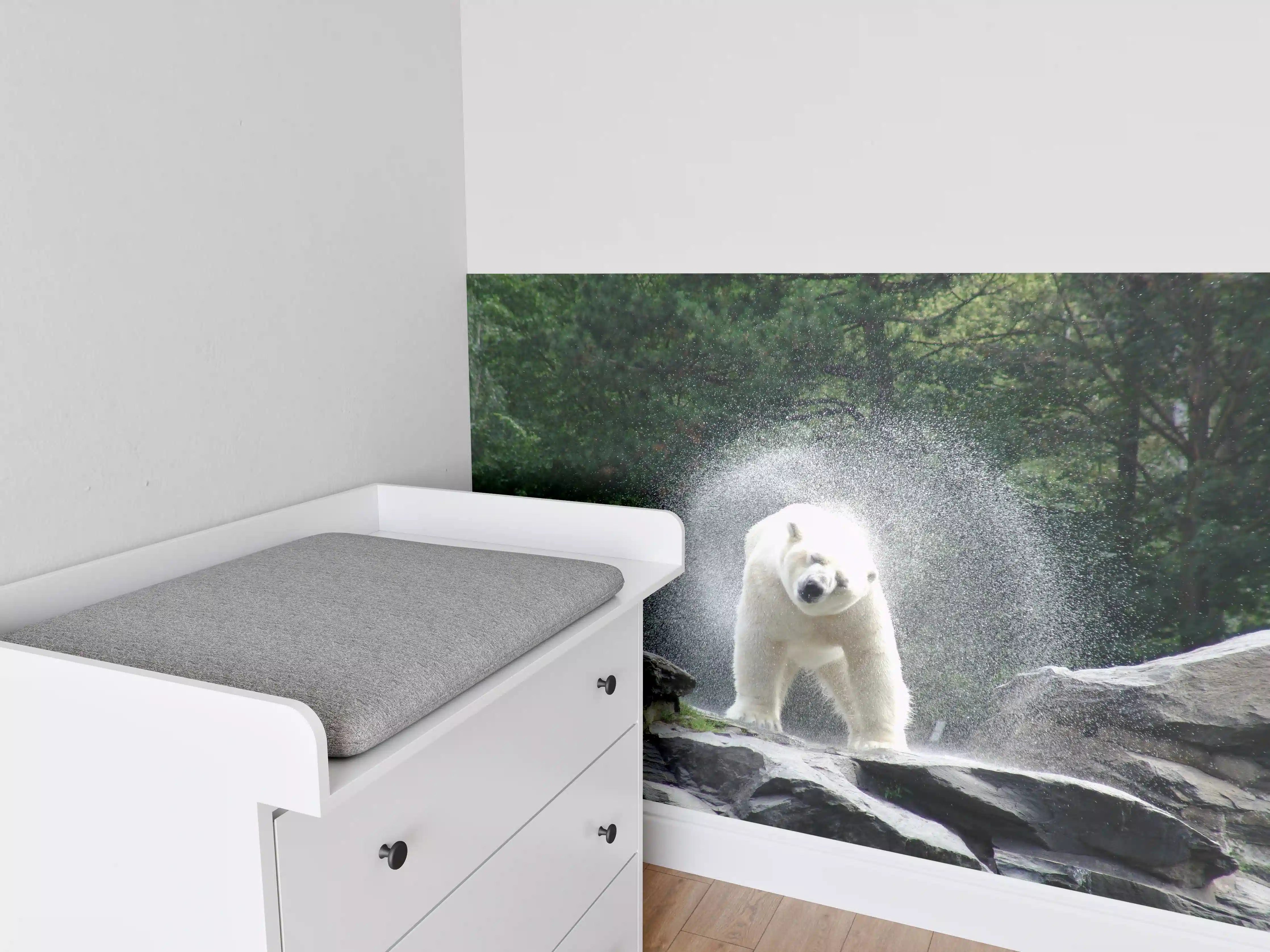 Babyzimmer Wandgestaltung - Frecher Bär im Wasser