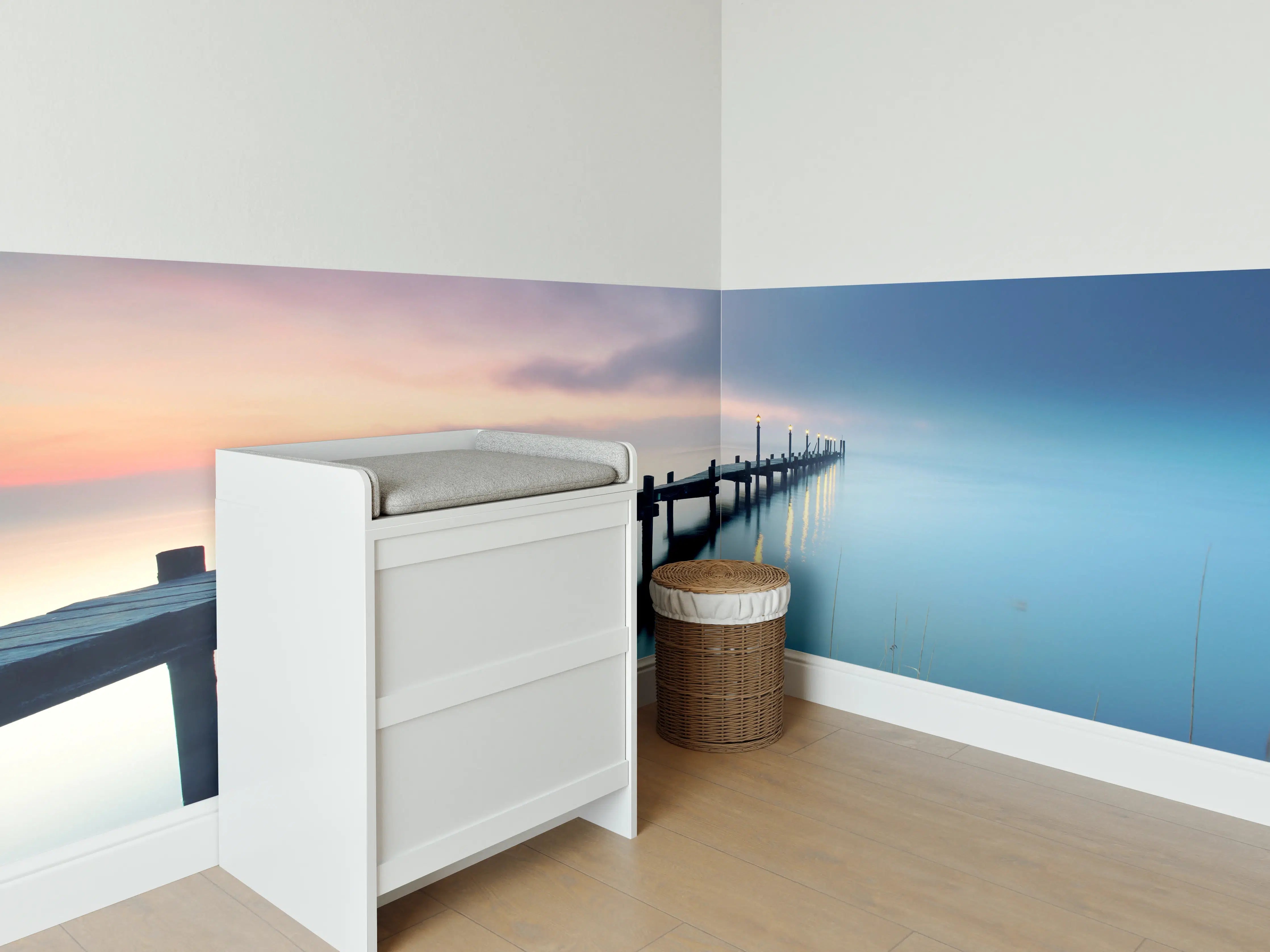 Babyzimmer Wandgestaltung - Friedlicher Meer Steg am Morgen