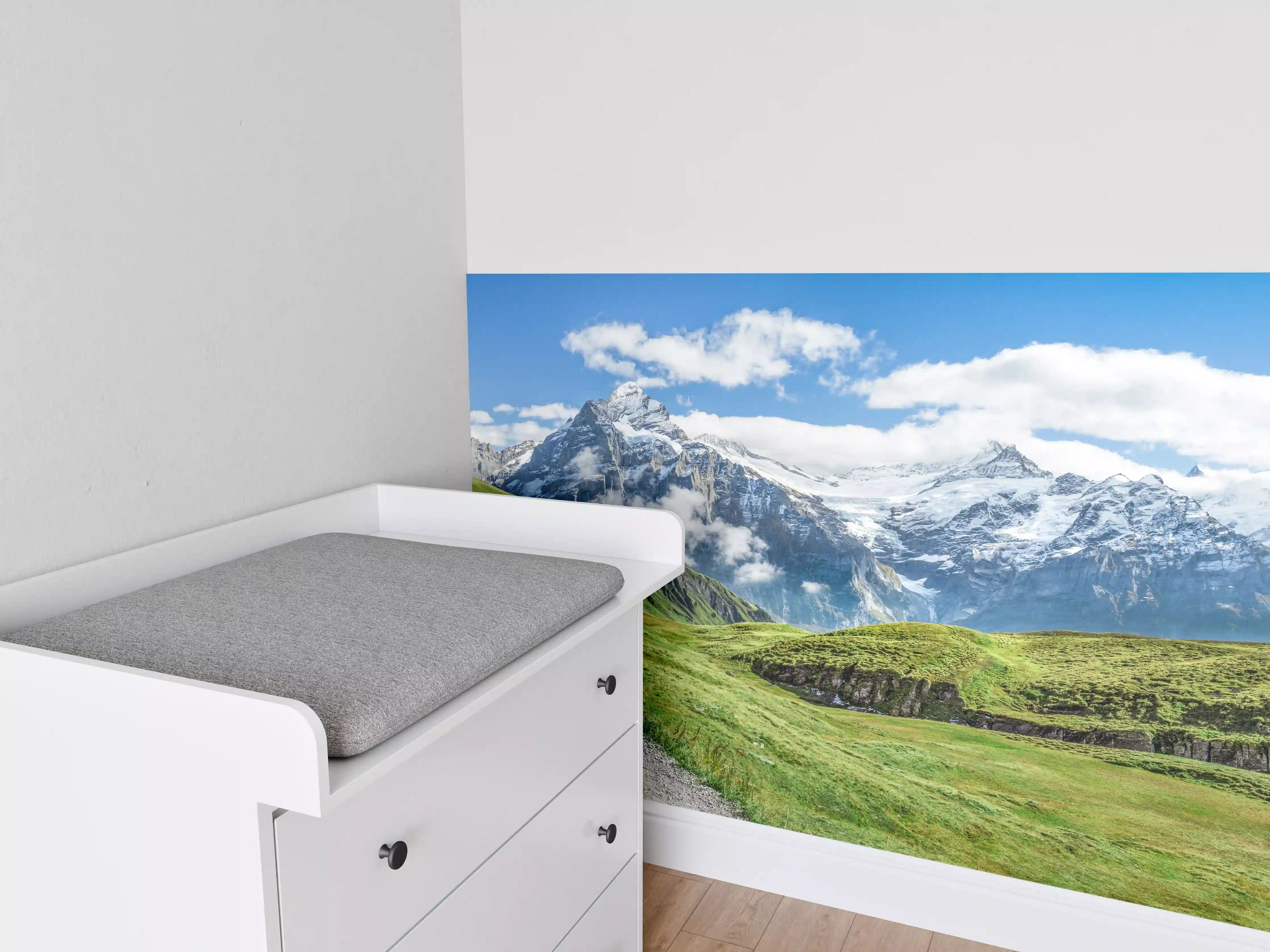 Babyzimmer Wandgestaltung - Friedlicher Wanderweg in den Alpen