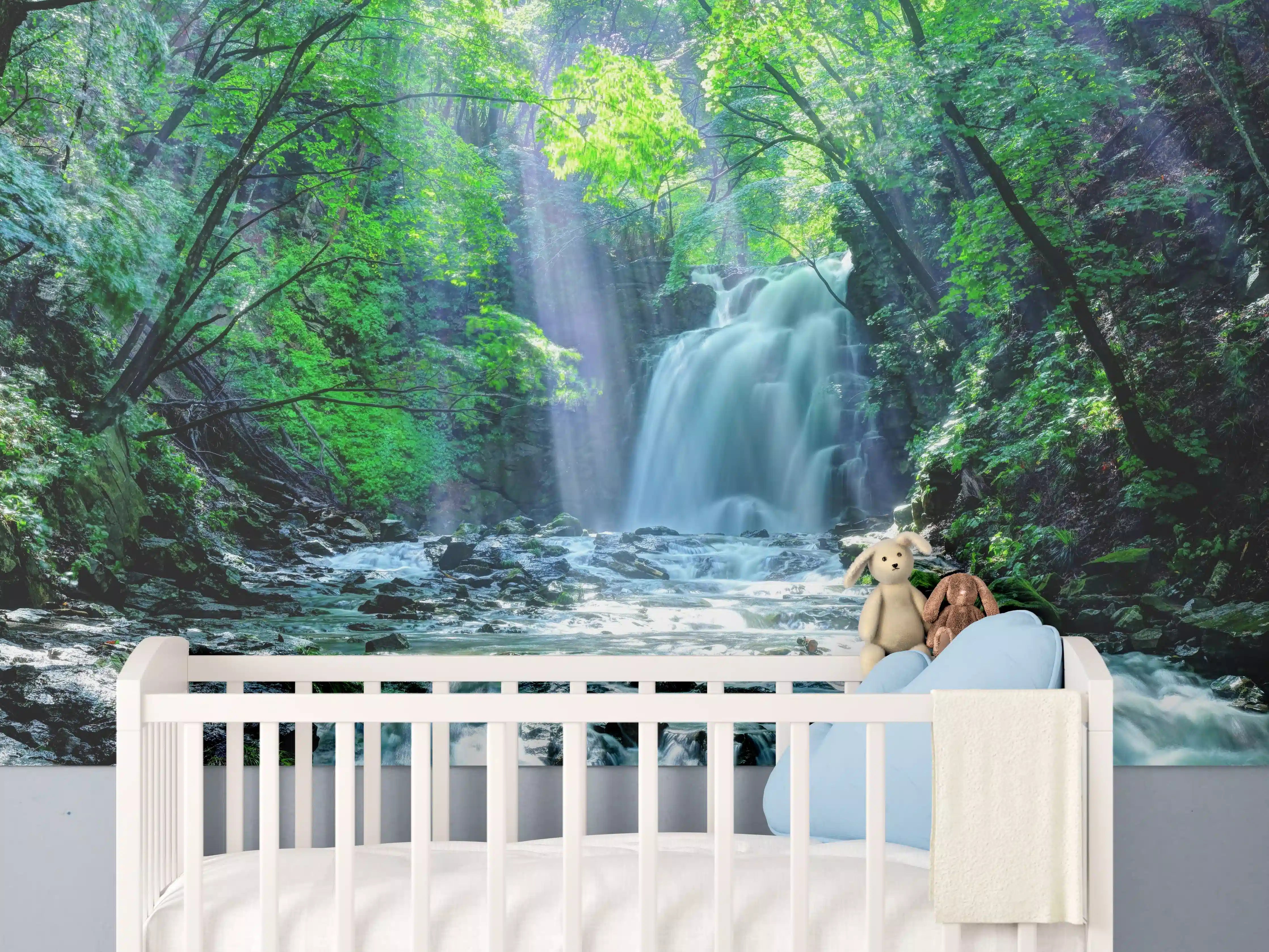 Babyzimmer Wandgestaltung - Friedlicher Wasserfall im Wald von Asama