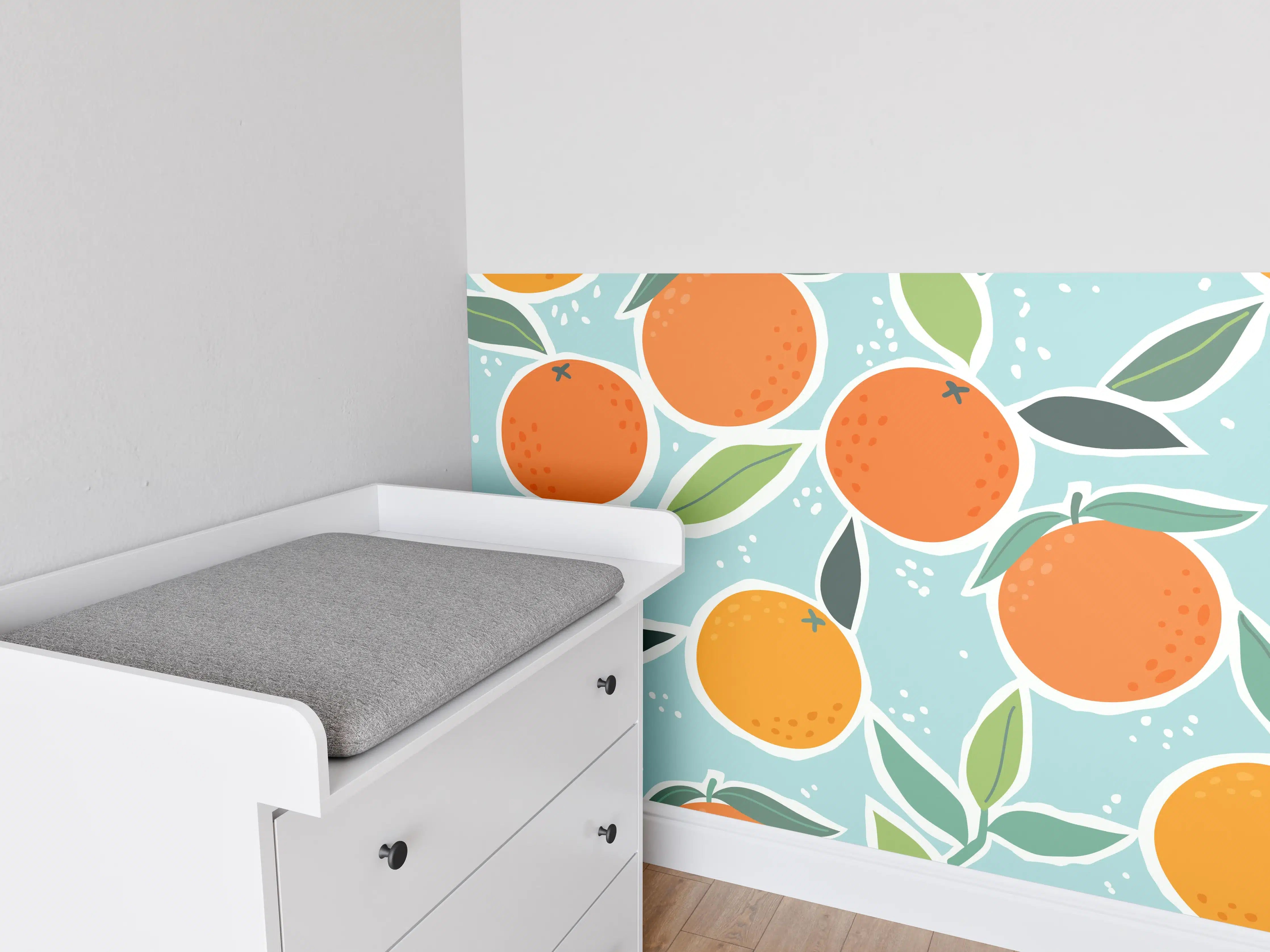Babyzimmer Wandgestaltung - Frische Orangen mit Blättern auf Himmelblauem Hintergrund