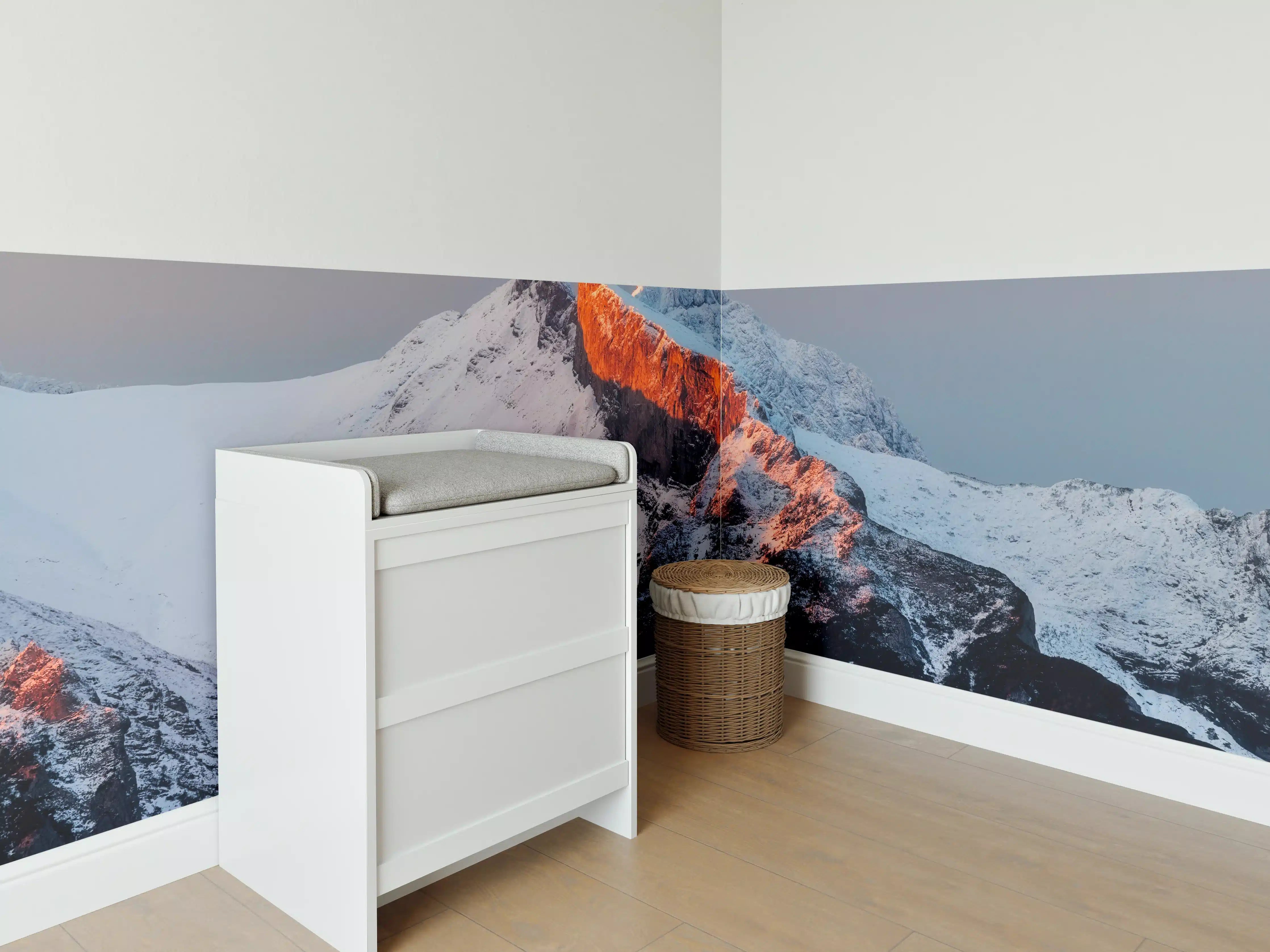 Babyzimmer Wandgestaltung - Frostiges Bergpanorama bei Sonnenaufgang