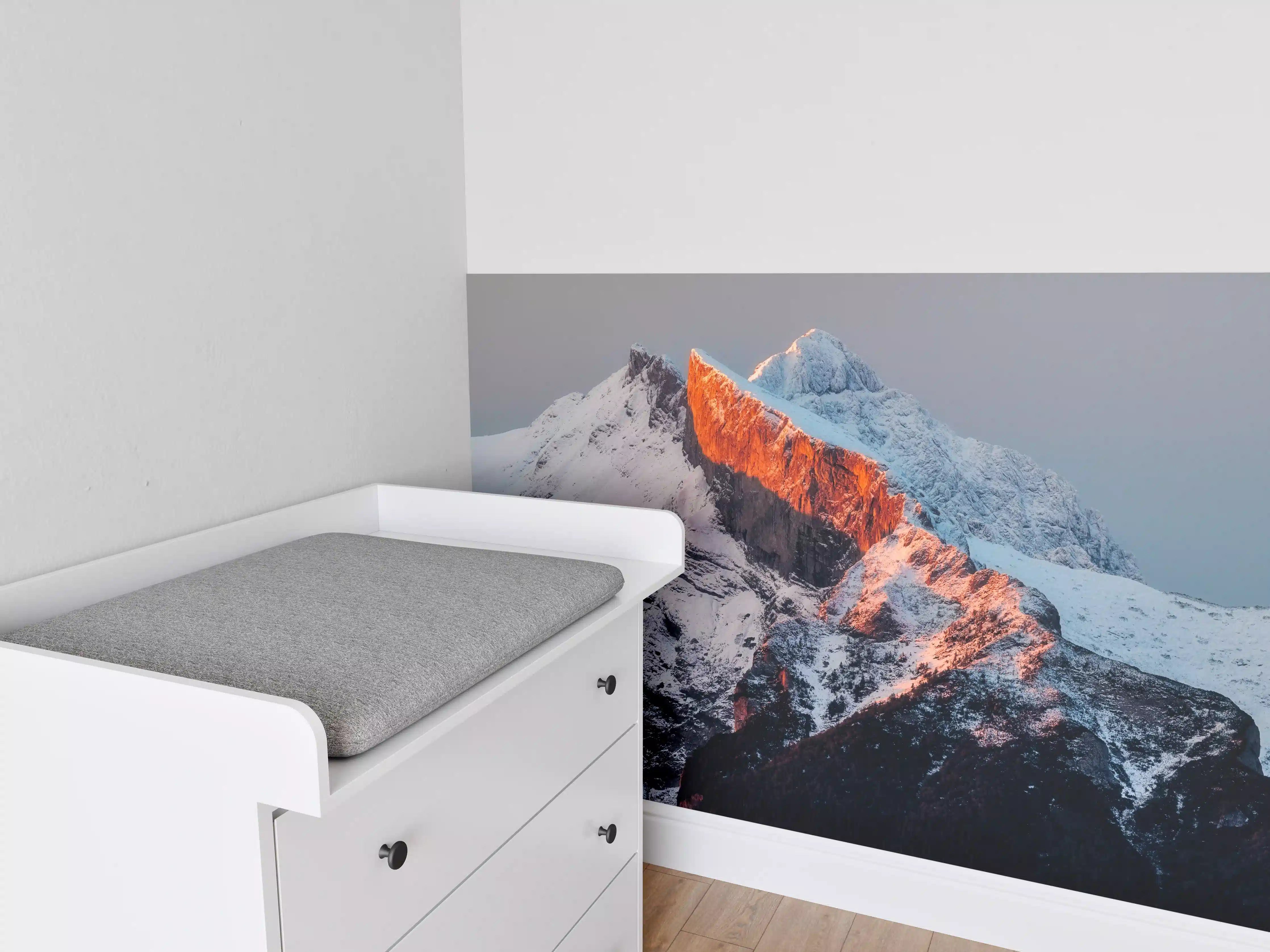 Babyzimmer Wandgestaltung - Frostiges Bergpanorama bei Sonnenaufgang