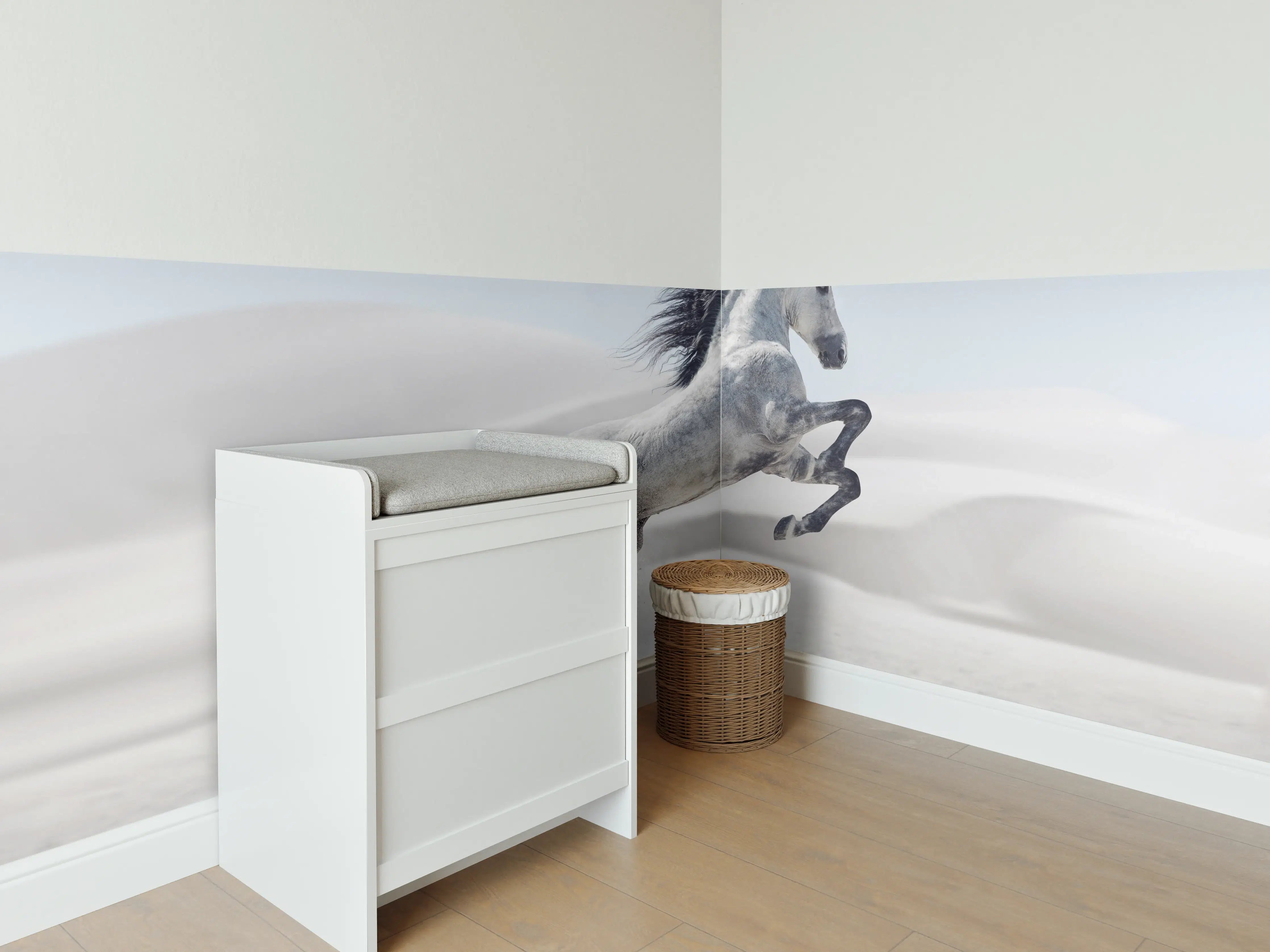 Babyzimmer Wandgestaltung - Galoppierendes weißes Pferd