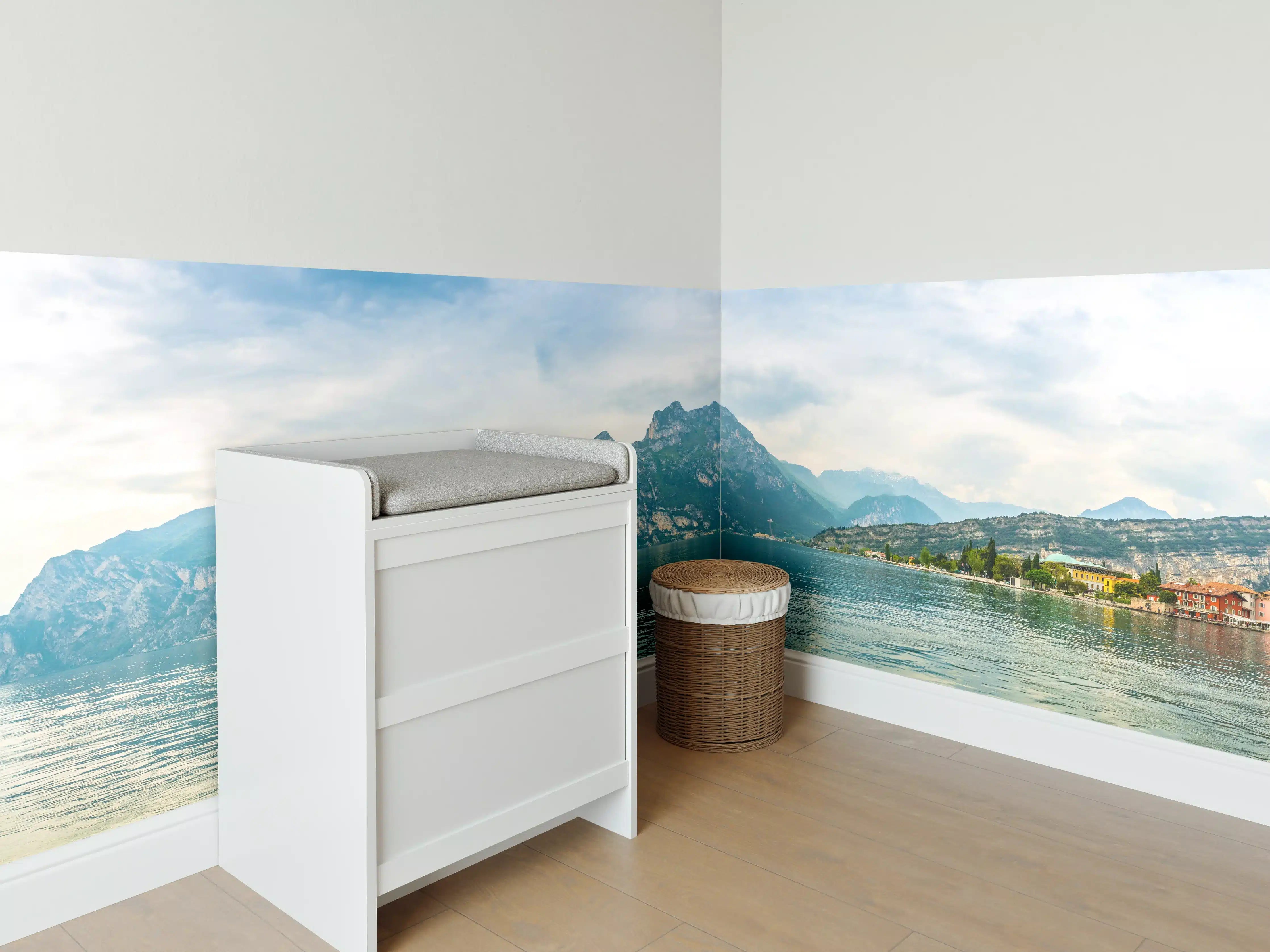 Babyzimmer Wandgestaltung - Gardasee im Farbenspiel von Himmel und Natur