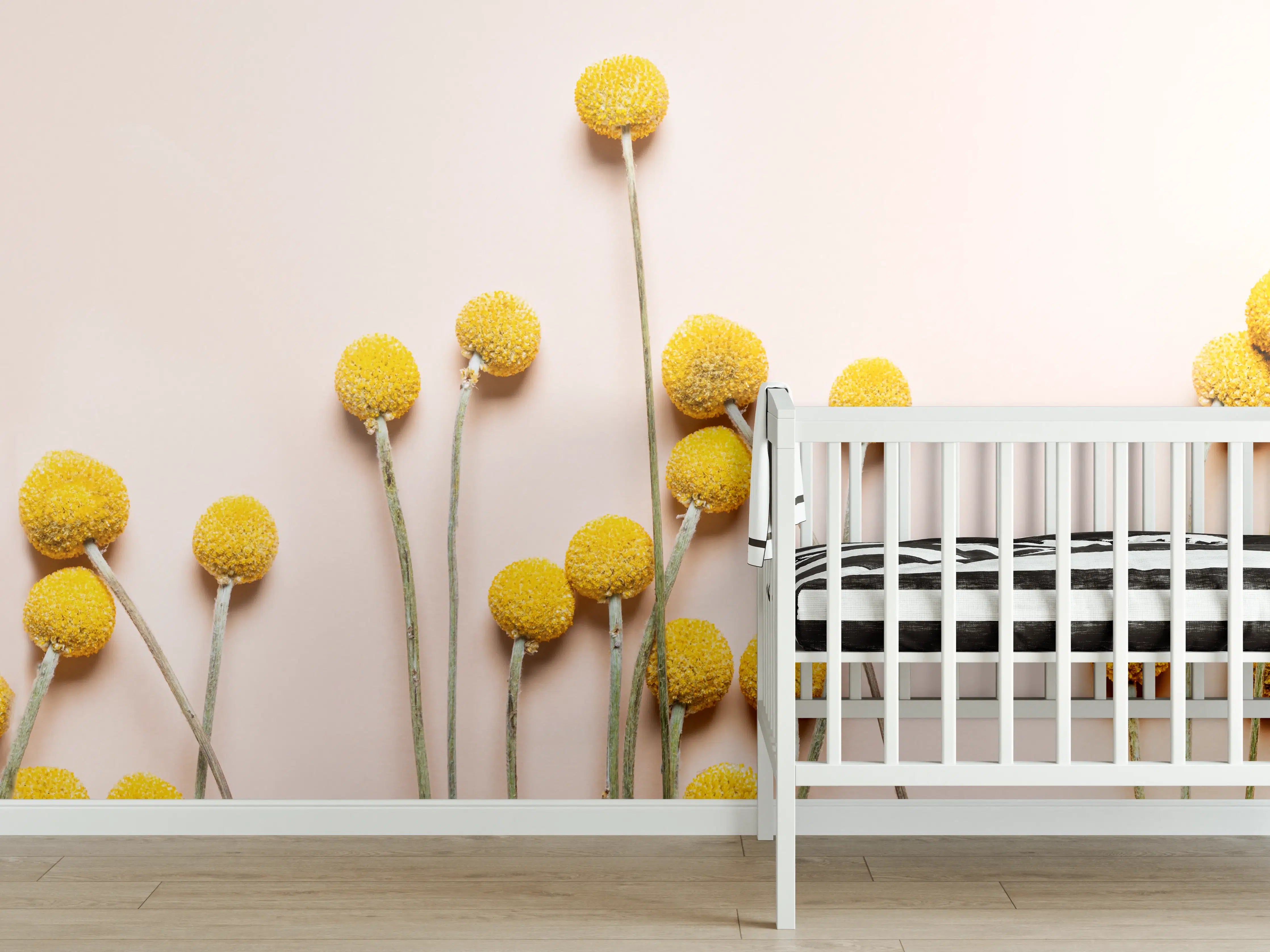 Babyzimmer Wandgestaltung - Gelbe Pompons auf hellem Hintergrund