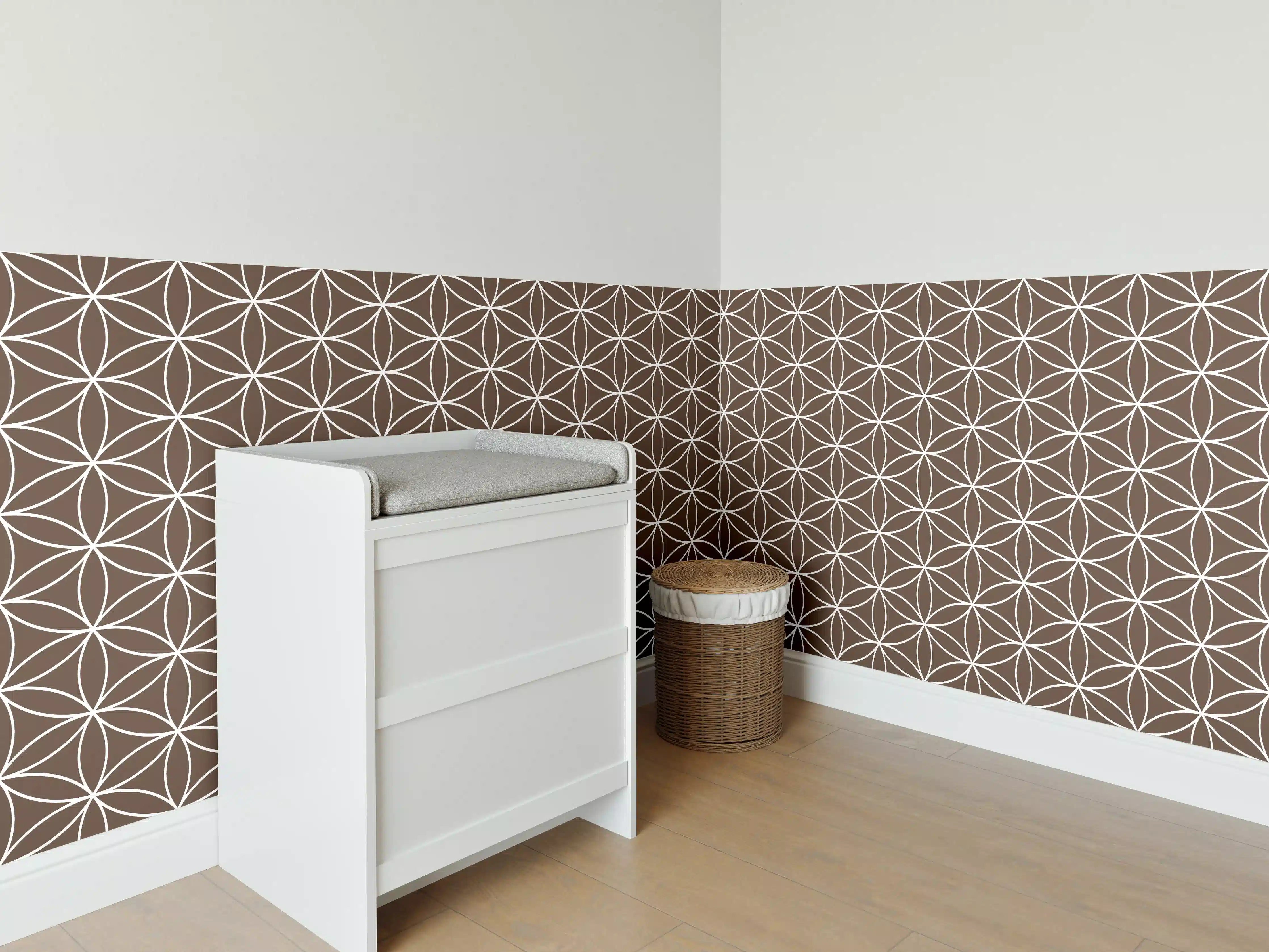 Babyzimmer Wandgestaltung - Geometrische Fliesen in warmem Braun