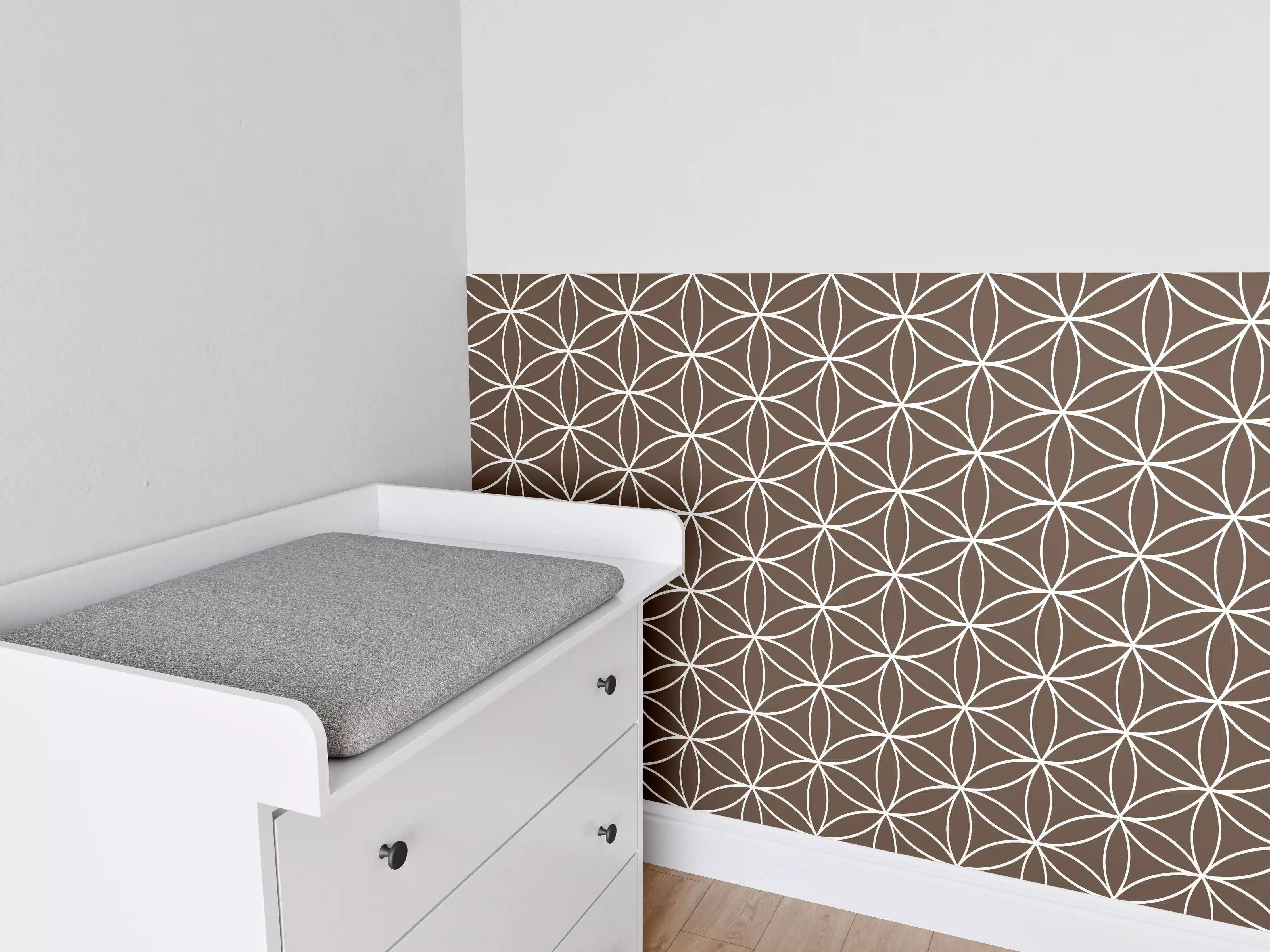 Babyzimmer Wandgestaltung - Geometrische Fliesen in warmem Braun