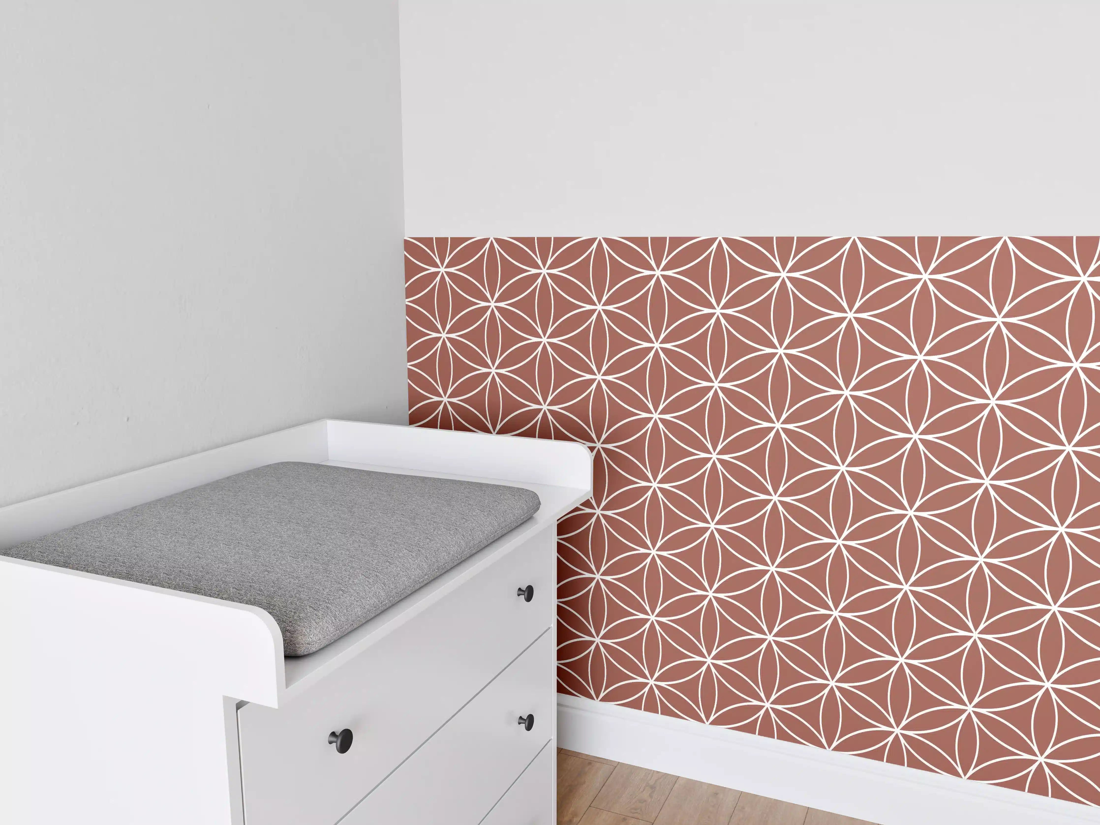 Babyzimmer Wandgestaltung - Geometrische Fliesen in warmem Braun mit Grauakzenten