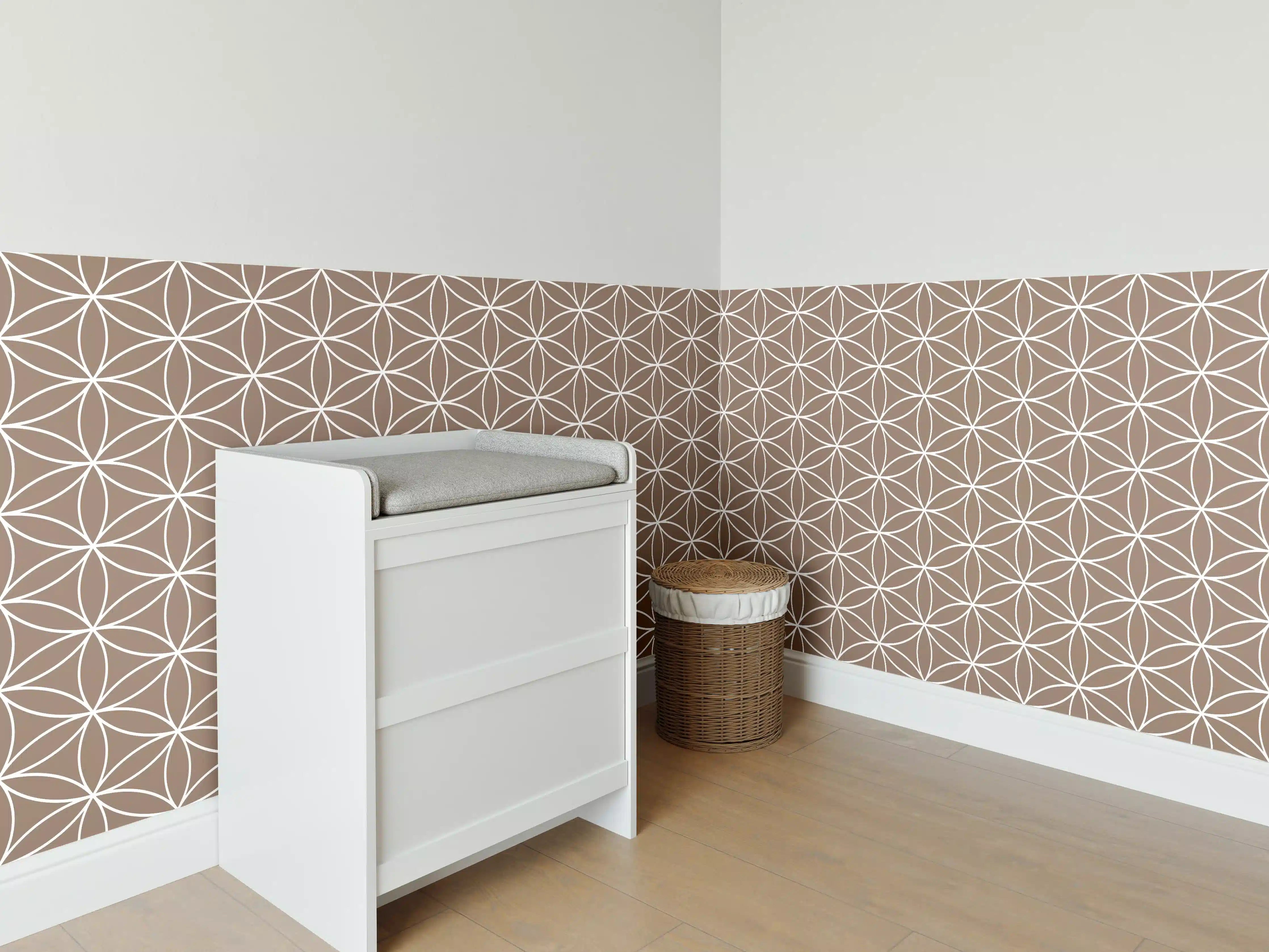 Babyzimmer Wandgestaltung - Geometrisches Wandmuster in warmem Braun