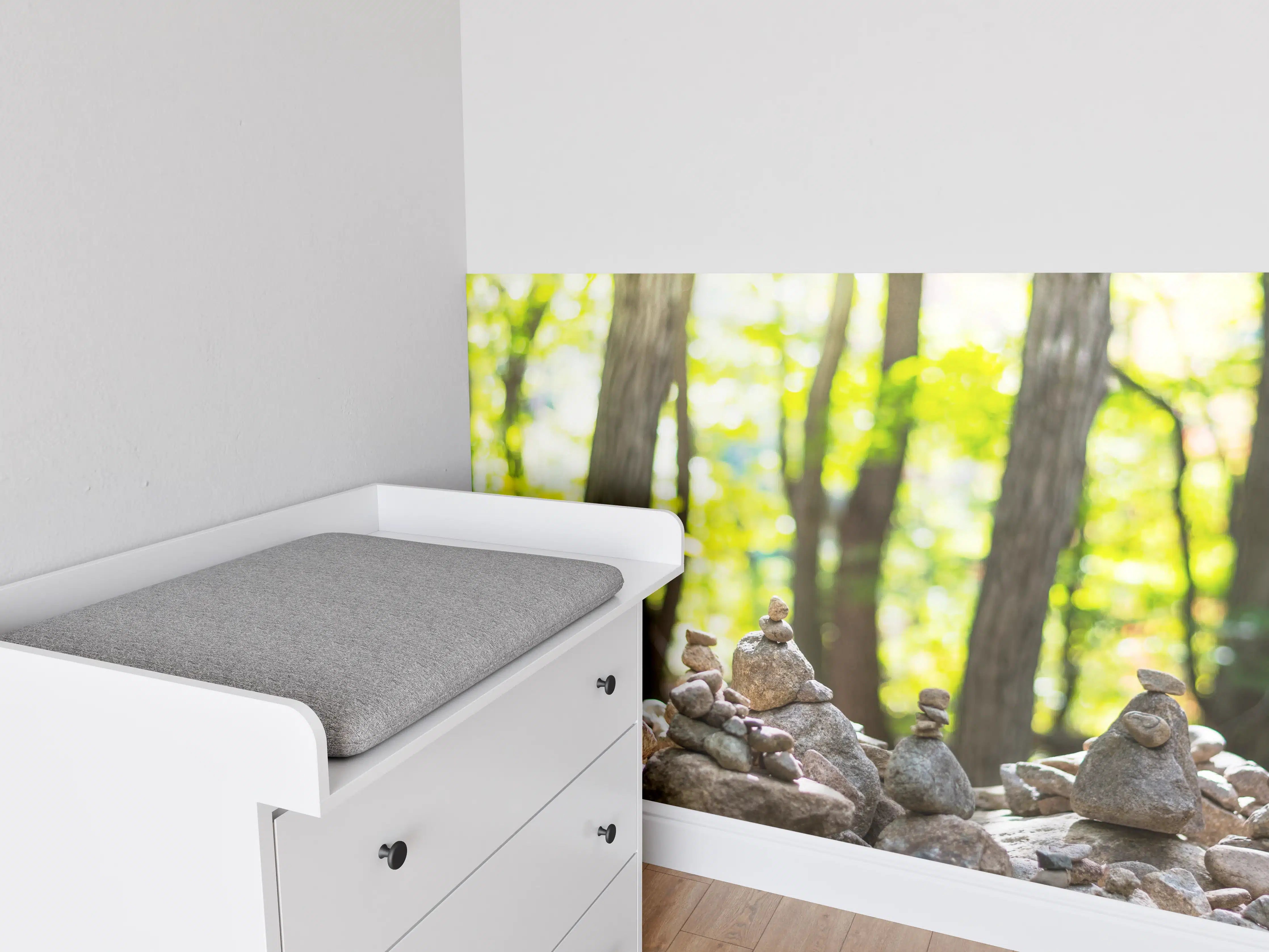 Babyzimmer Wandgestaltung - Gestapelte Steine mit Waldhintergrund
