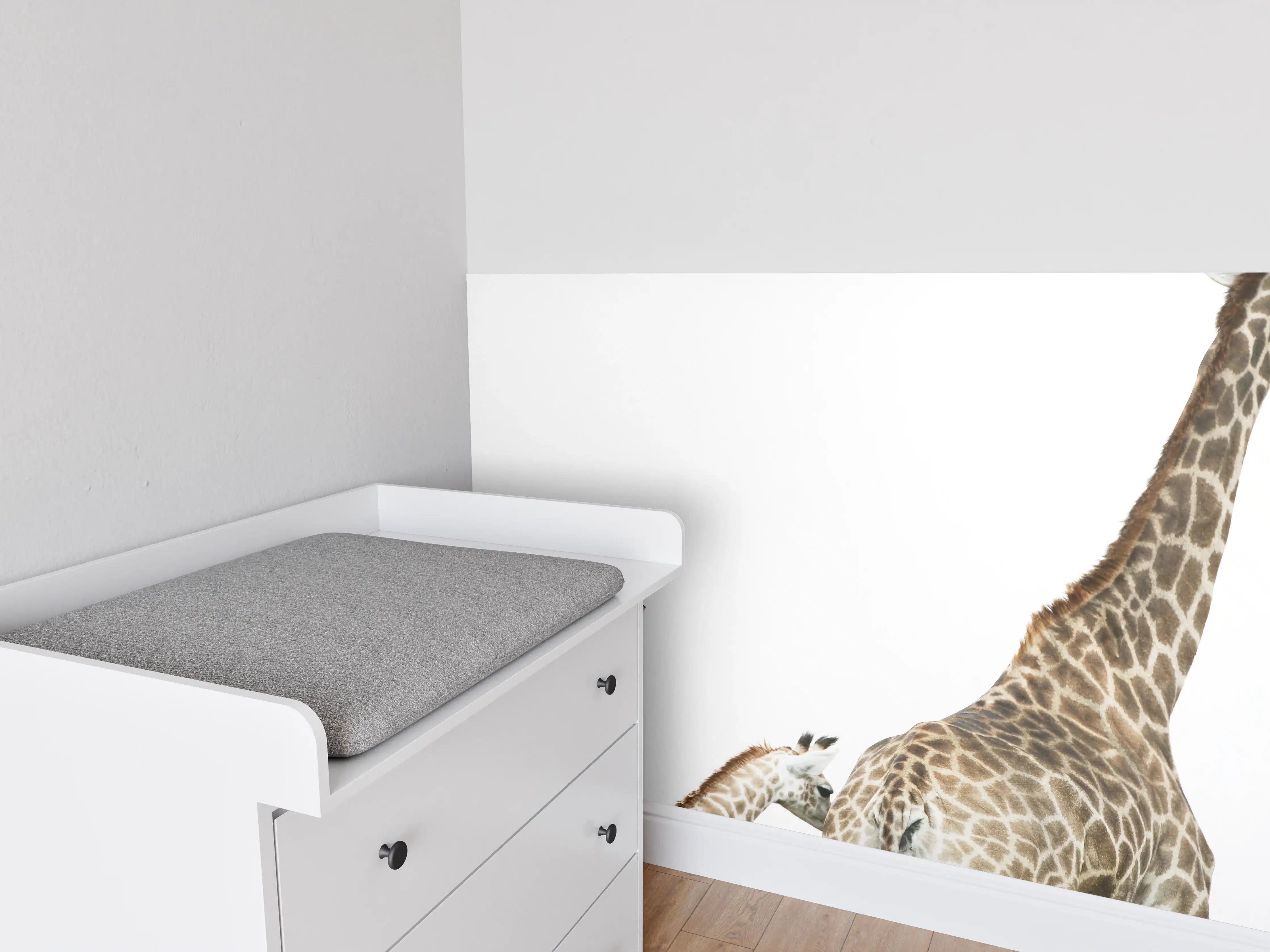 Babyzimmer Wandgestaltung - Giraffen Familie - hell