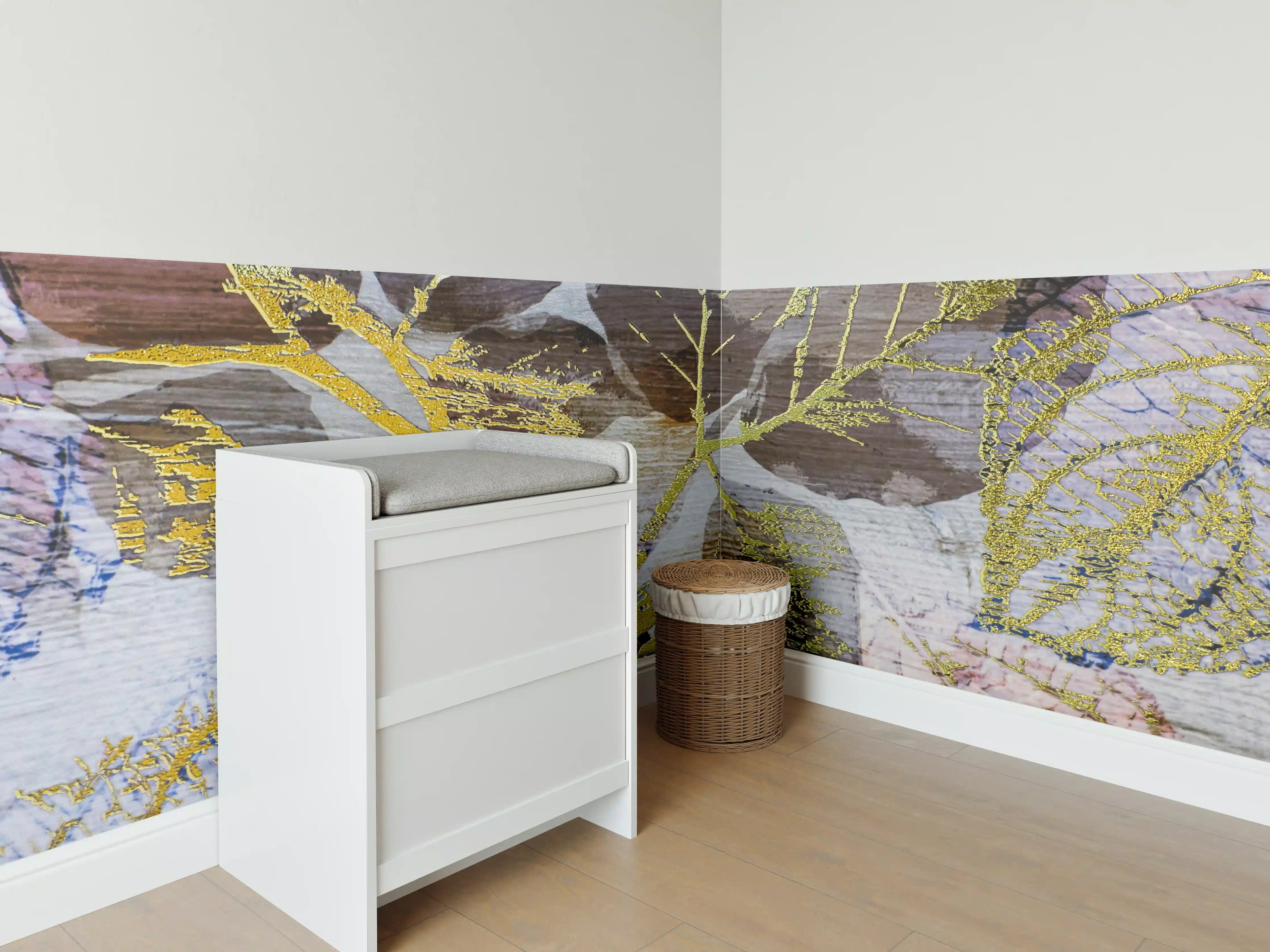 Babyzimmer Wandgestaltung - Goldene Blattmuster auf Holzoptik