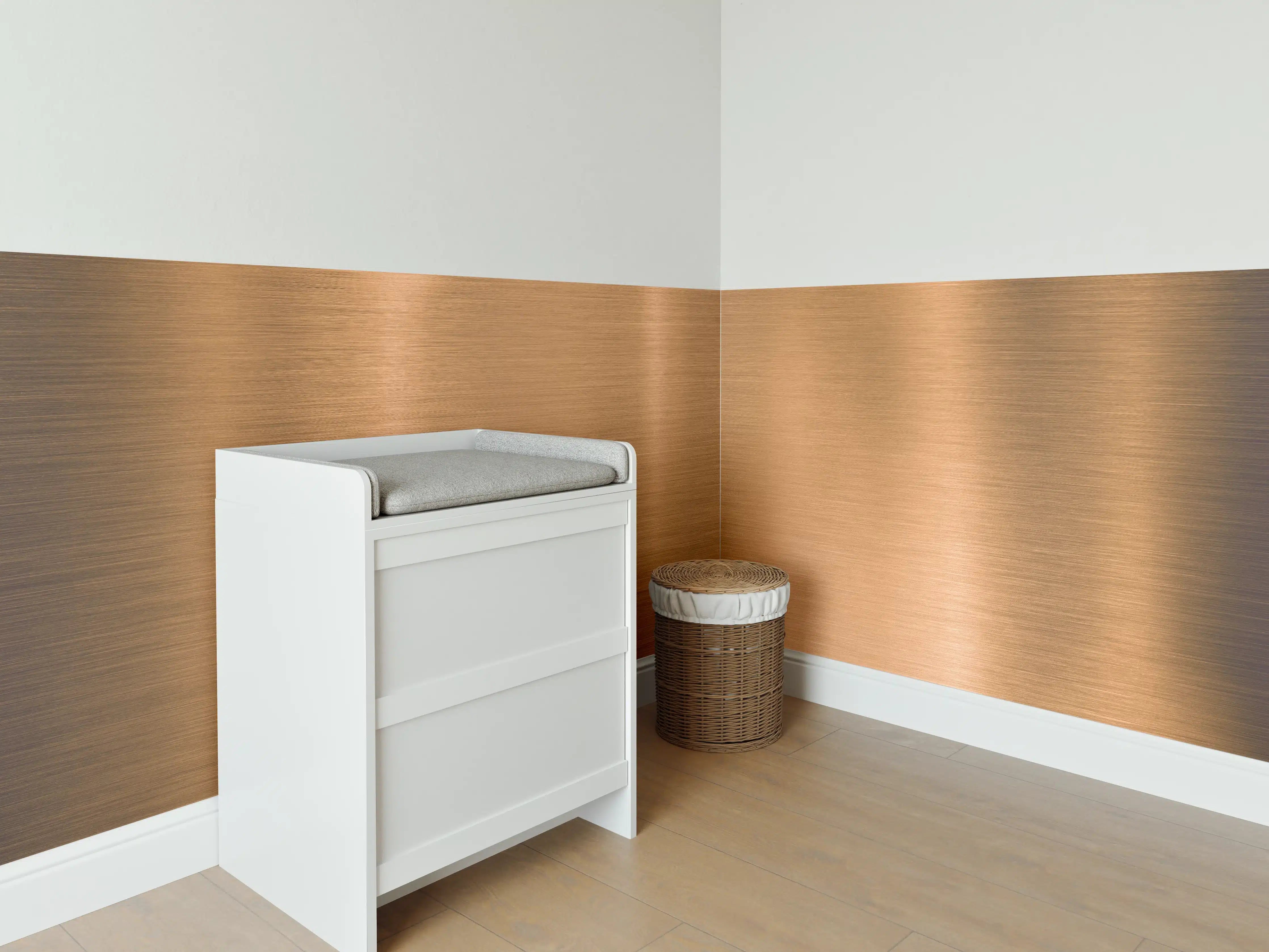 Babyzimmer Wandgestaltung - Goldene Metalltextur mit Reflexionen