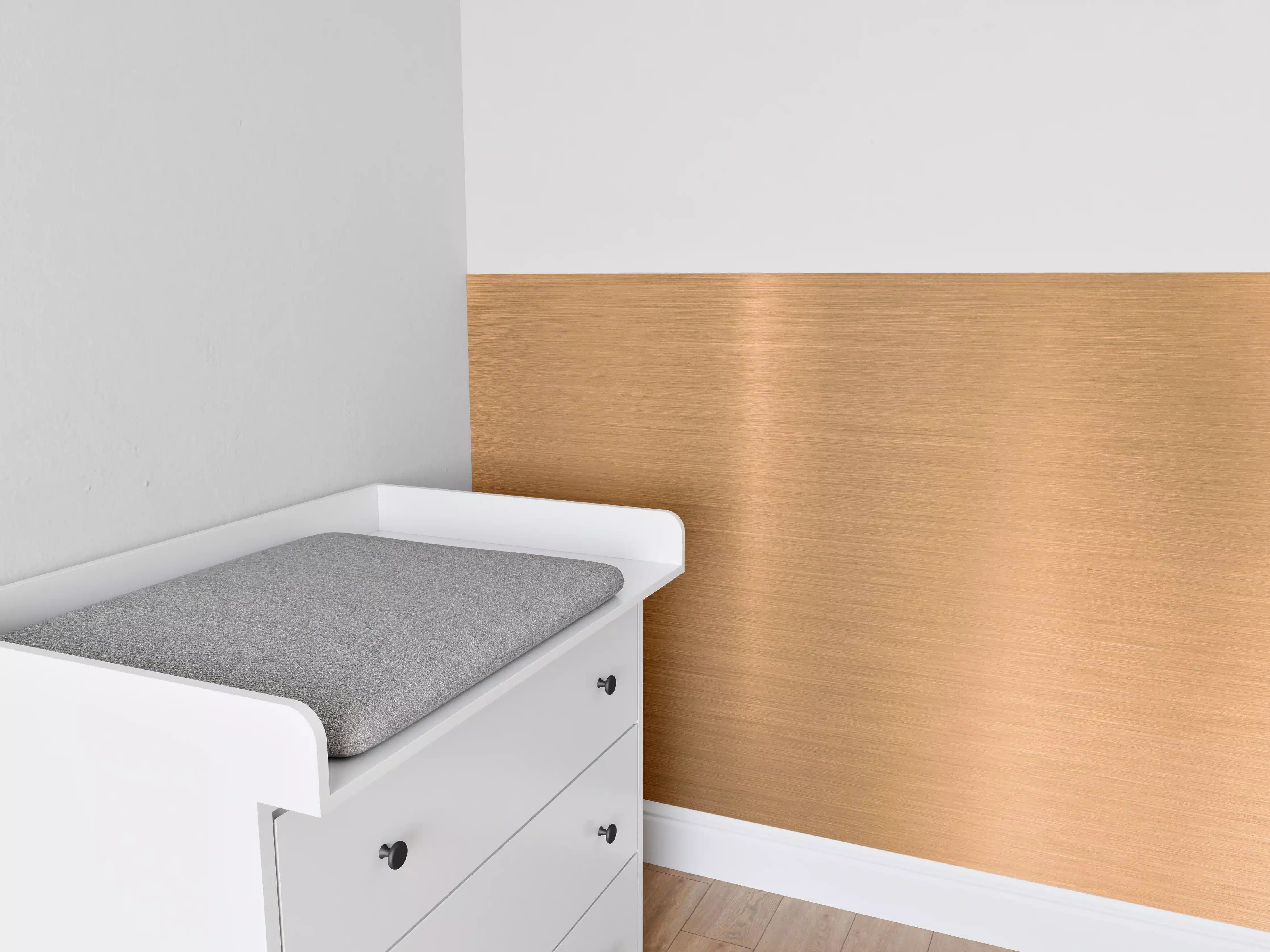 Babyzimmer Wandgestaltung - Goldene Metalltextur mit Reflexionen