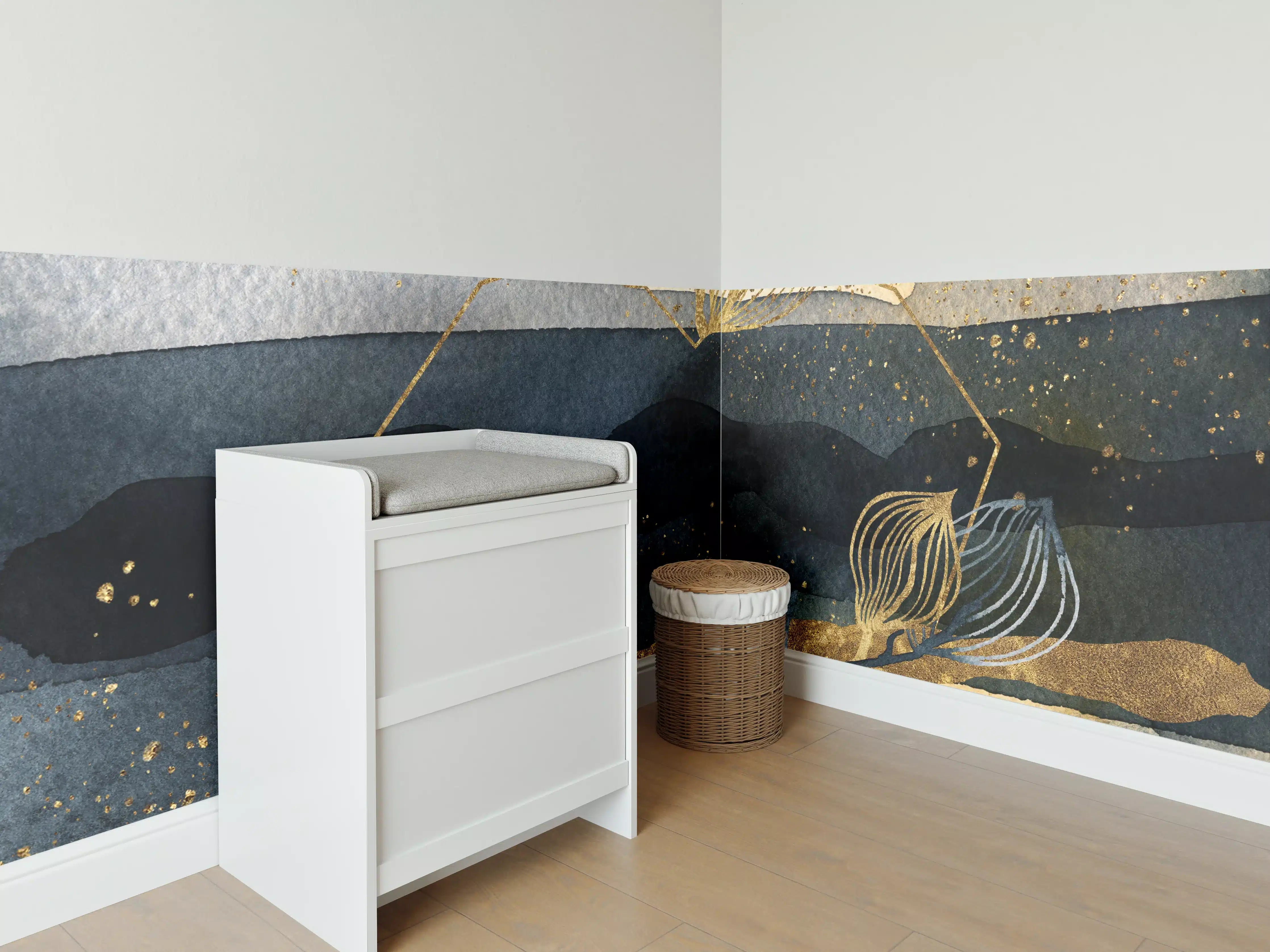 Babyzimmer Wandgestaltung - Goldene Pflanzenlinie über Wasser mit Himmelshintergrund