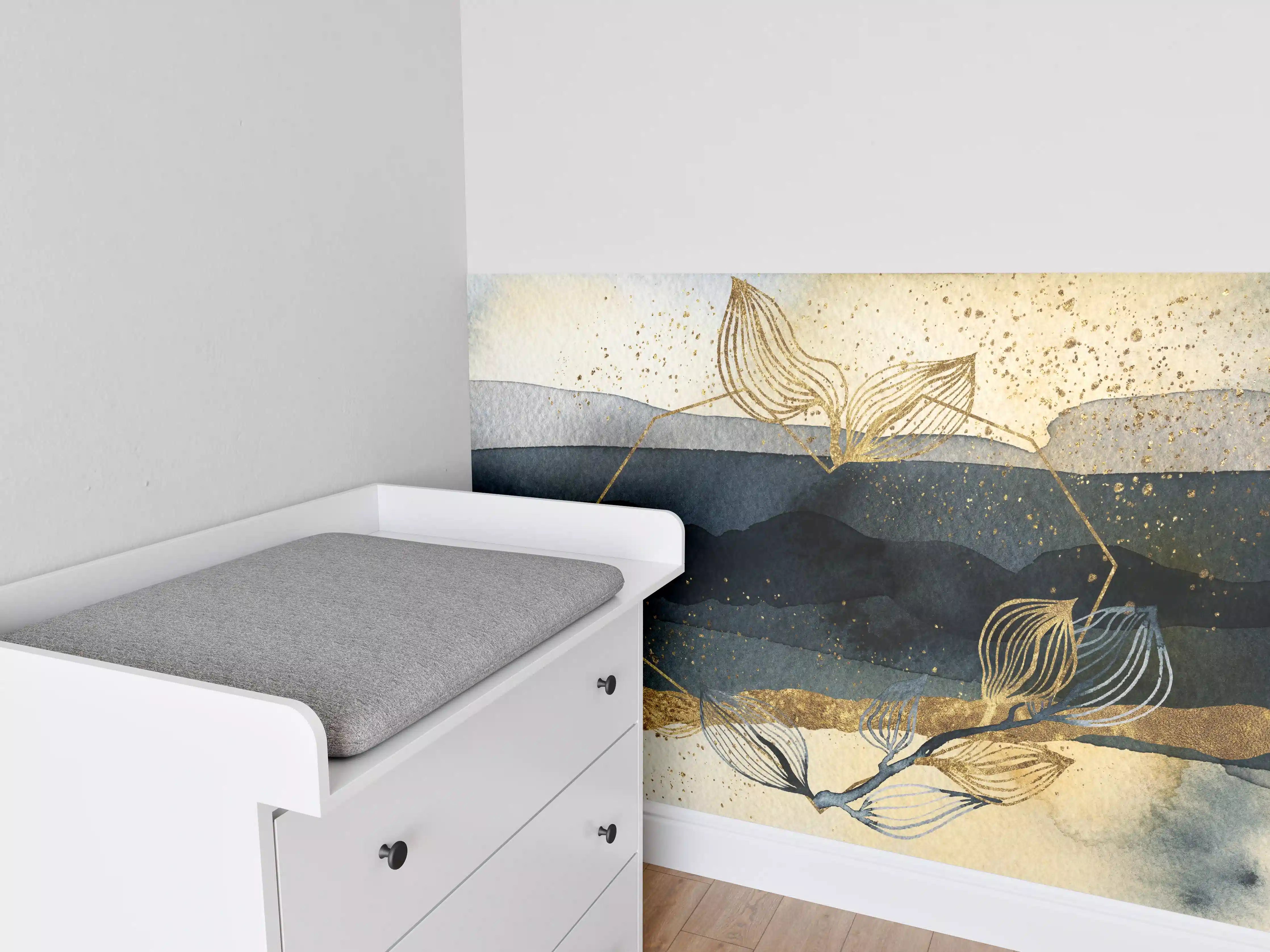 Babyzimmer Wandgestaltung - Goldene Pflanzenlinie über Wasser mit Himmelshintergrund