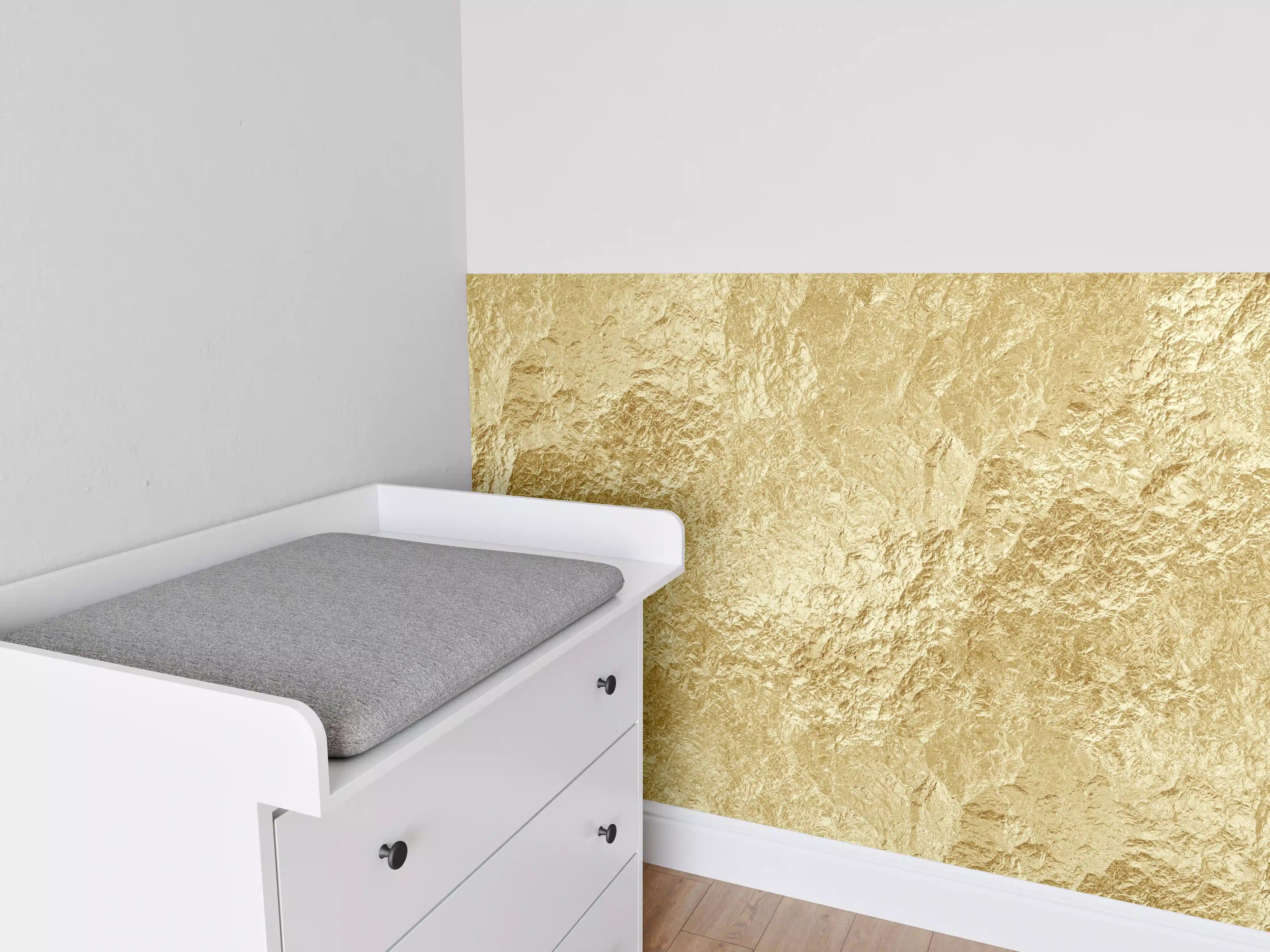 Babyzimmer Wandgestaltung - Goldene Textur mit elegantem Glanz