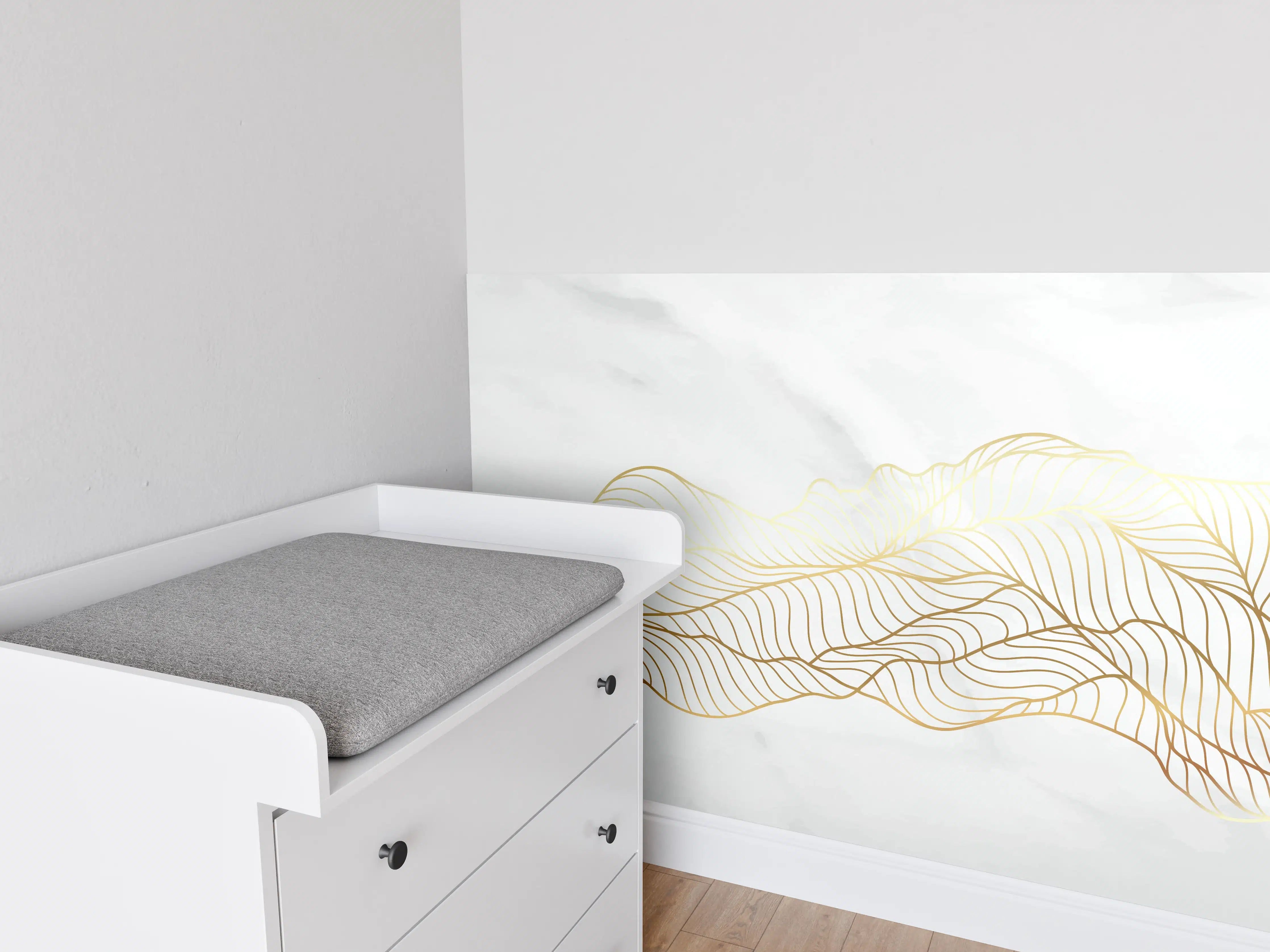 Babyzimmer Wandgestaltung - Goldene Wellenlinien auf Marmor