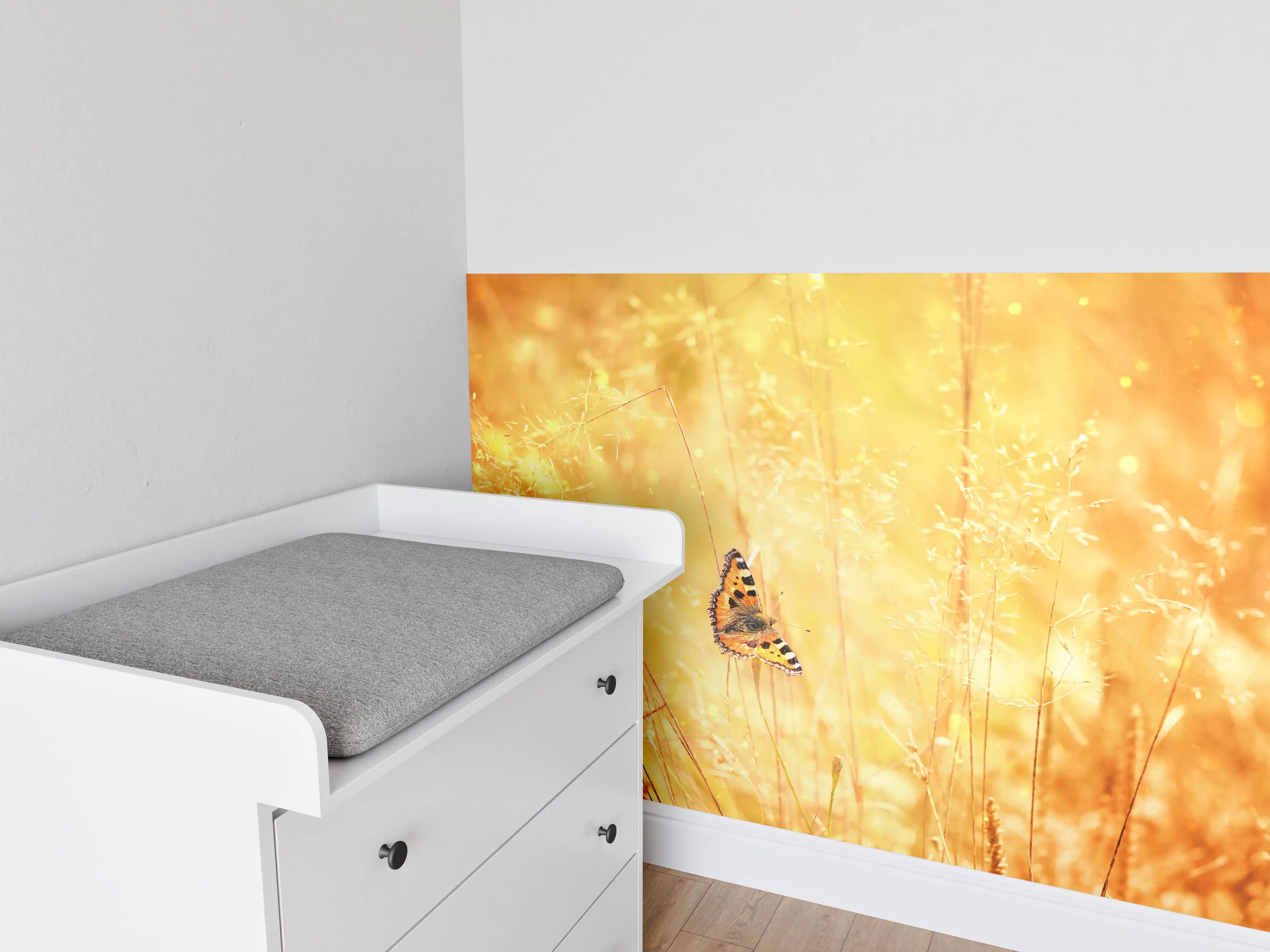 Babyzimmer Wandgestaltung - Goldener Sonnenuntergang mit Schmetterling