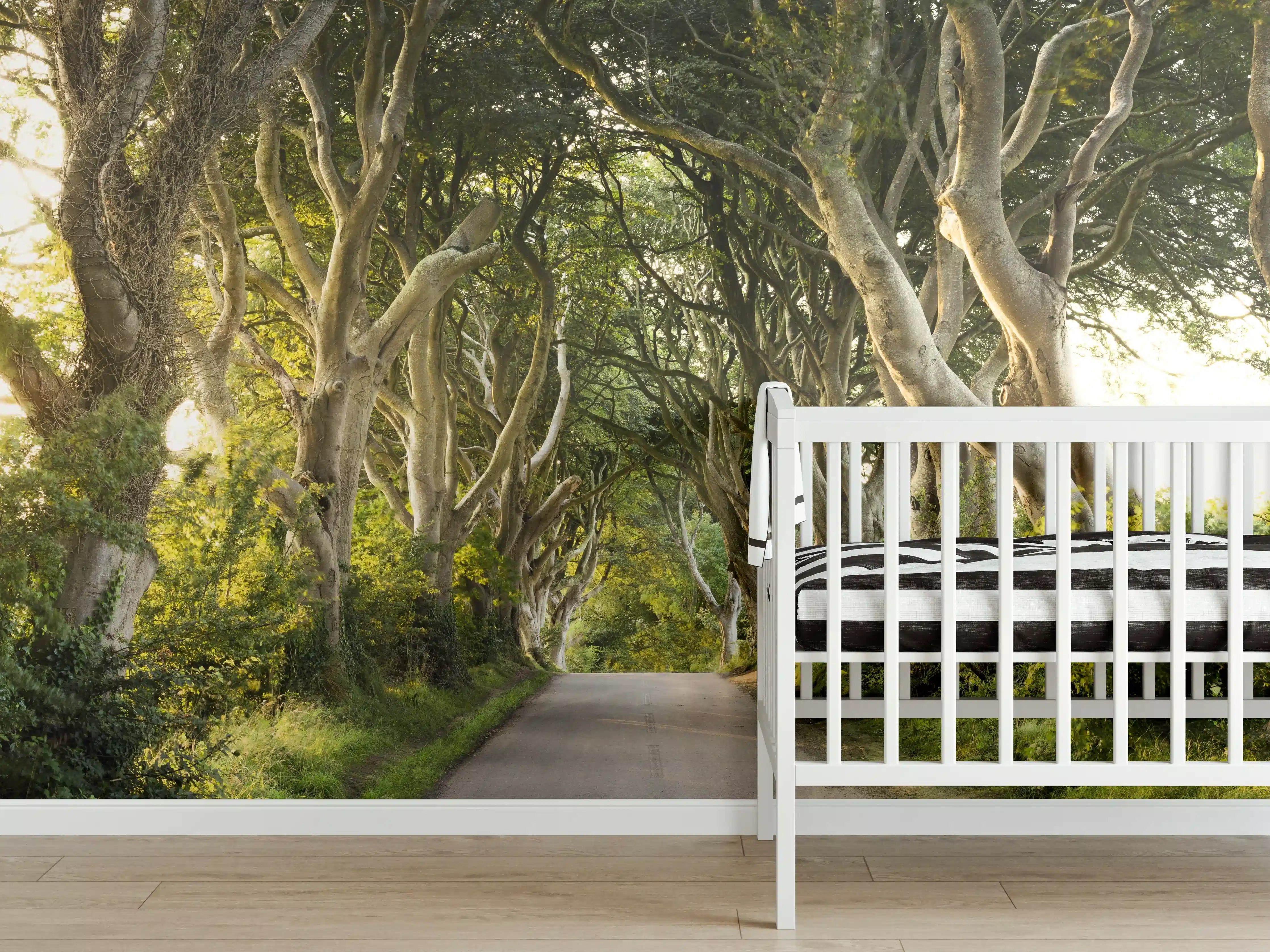 Babyzimmer Wandgestaltung - Goldener Weg im Wald