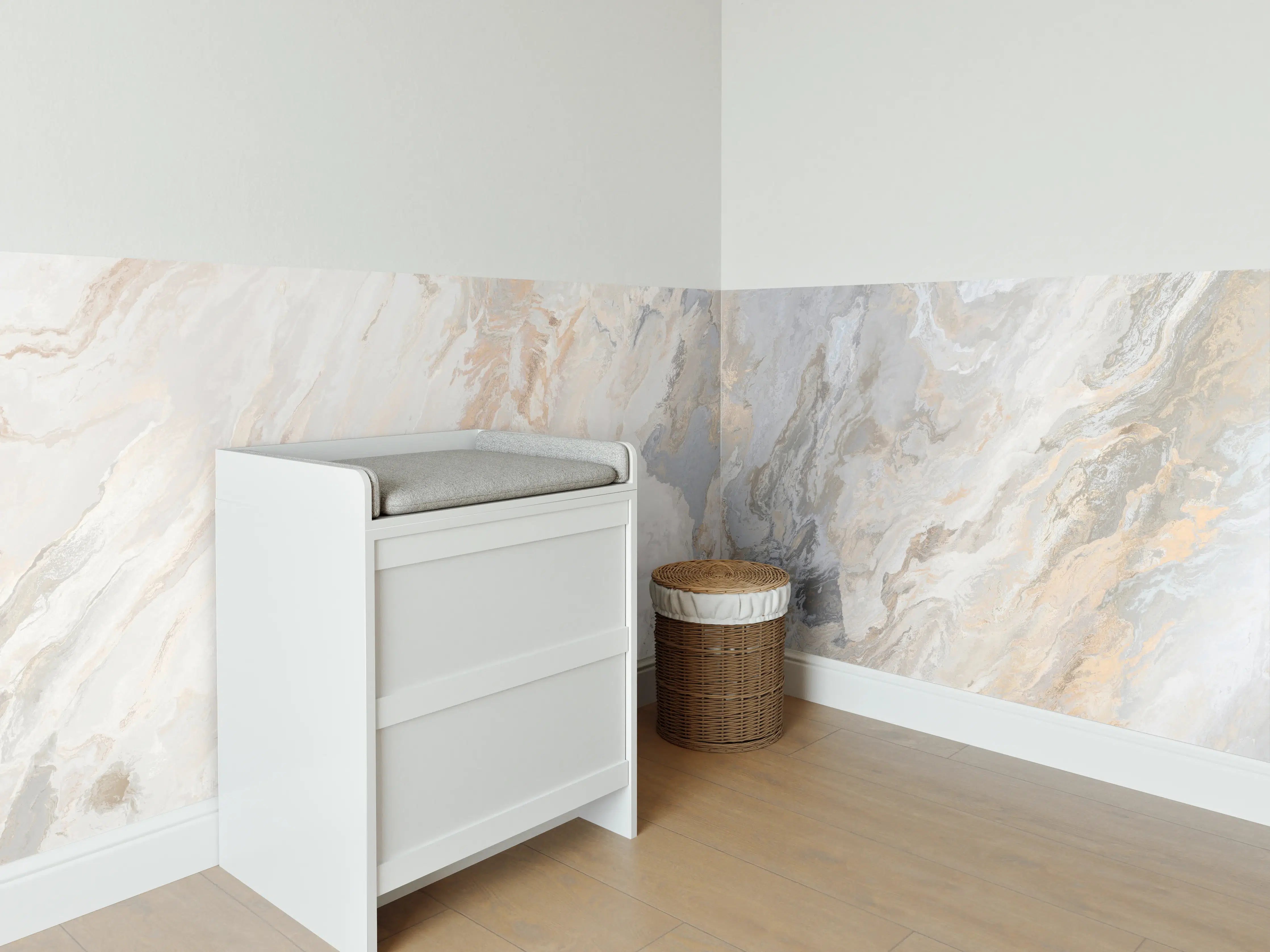 Babyzimmer Wandgestaltung - Gräulich-beiger matter Marmor
