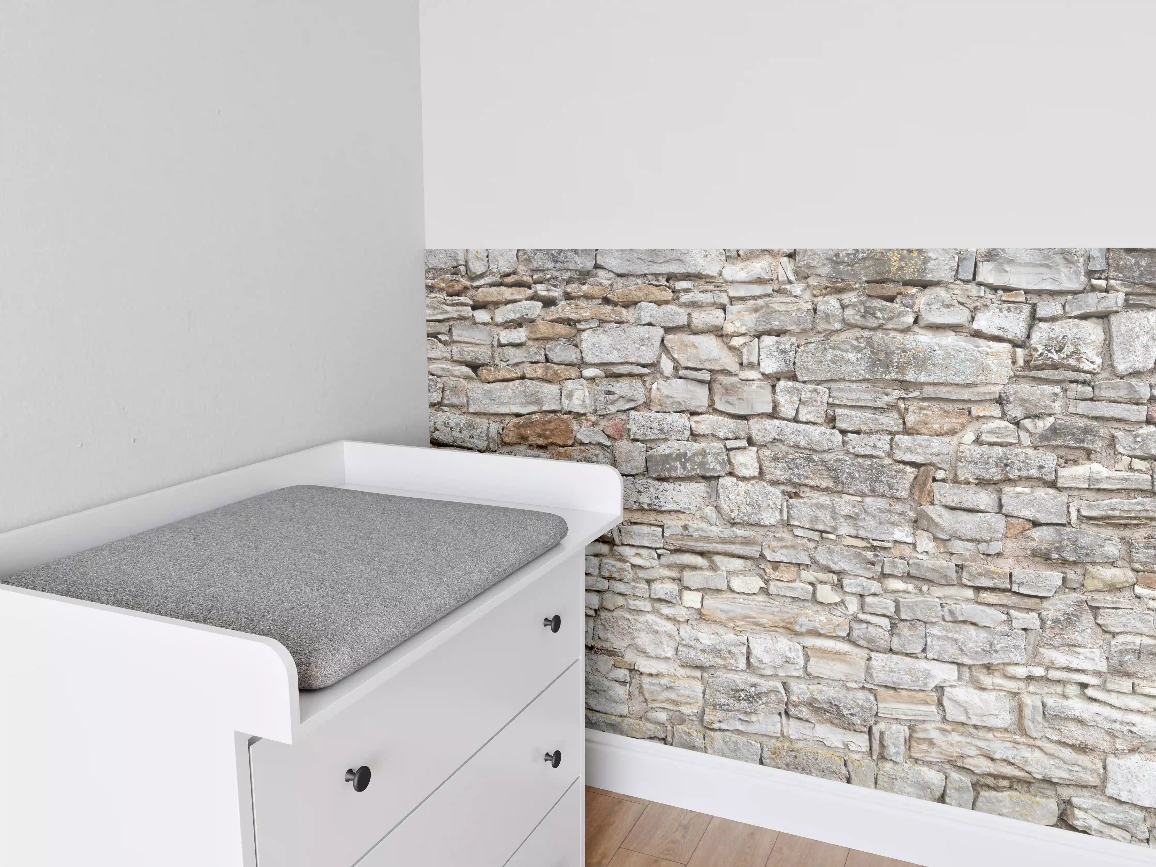 Babyzimmer Wandgestaltung - Gräuliche alte Mauer aus groben Steinen