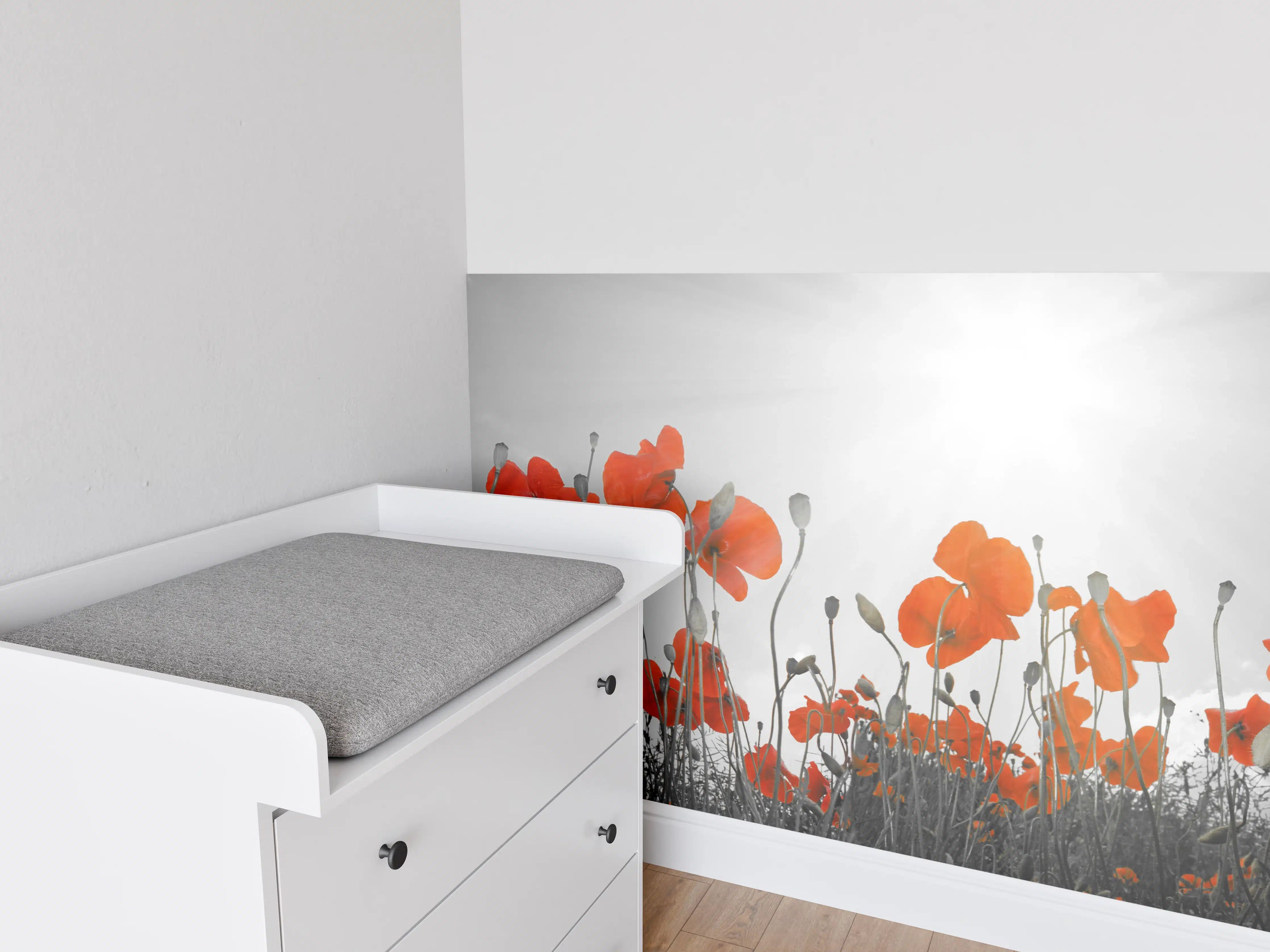 Babyzimmer Wandgestaltung - Grau schimmernde Mohnblüten im Sonnenlicht