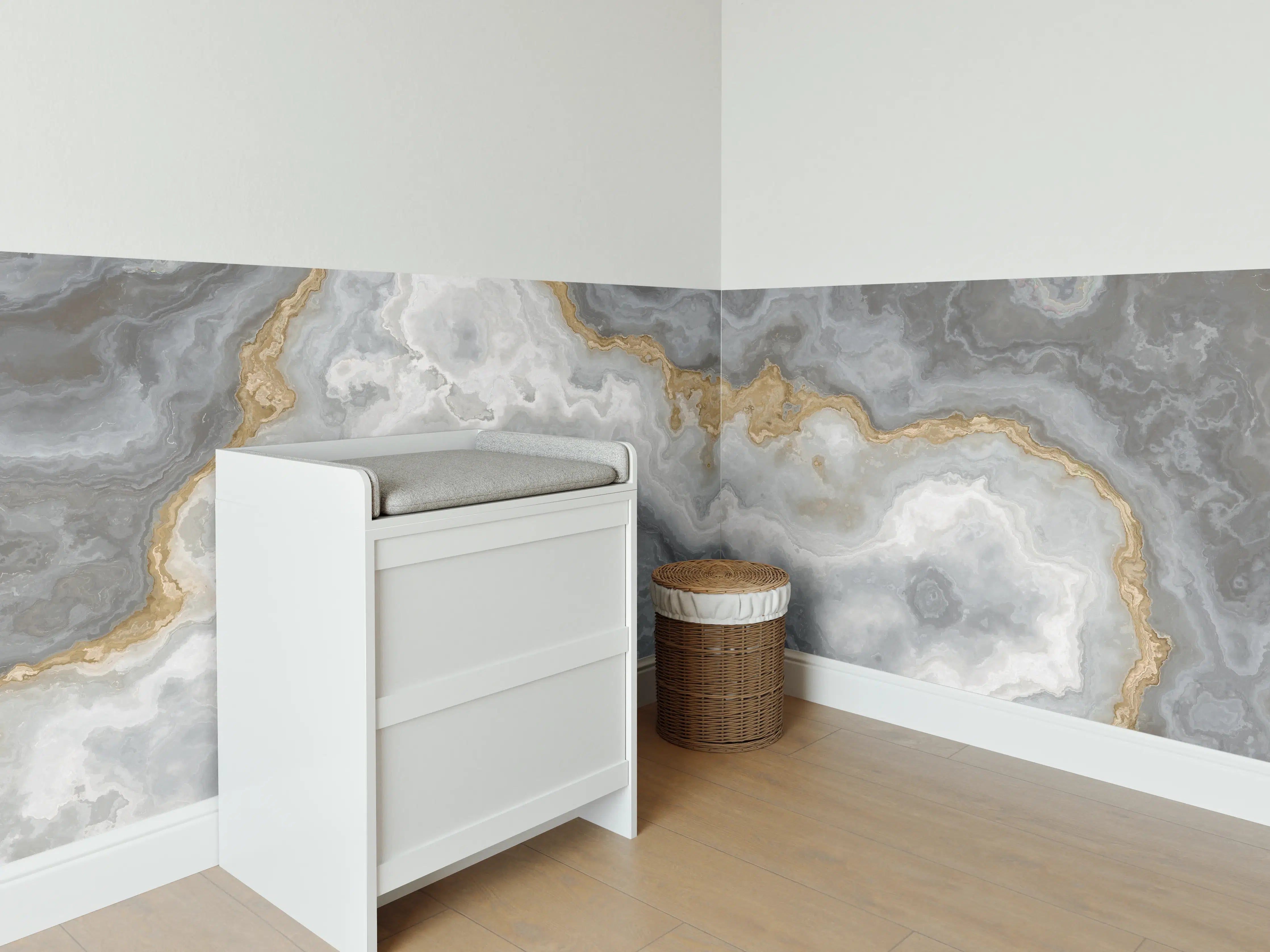 Babyzimmer Wandgestaltung - Grau-weißes Marmormuster